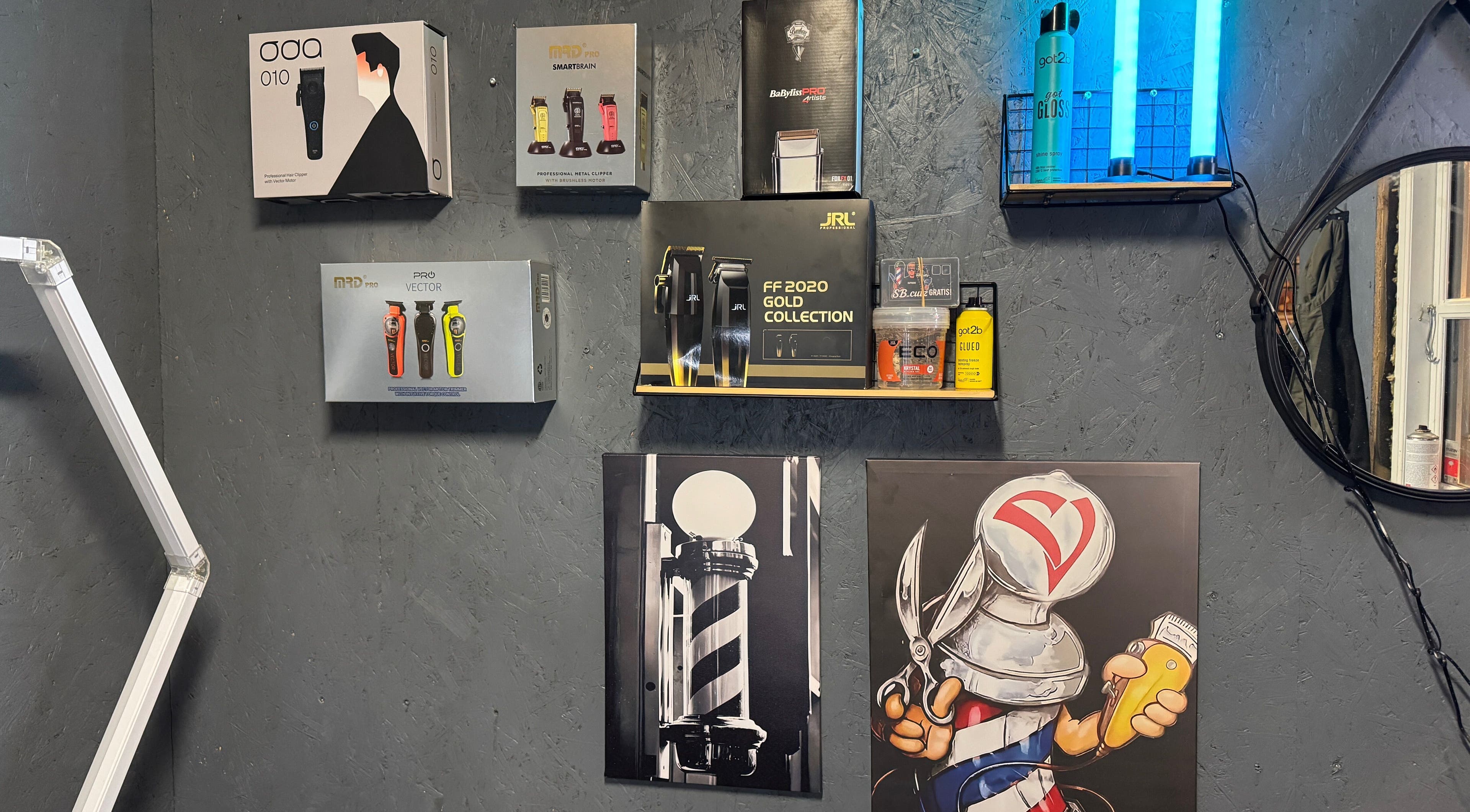 Sb_cutz barbertilbehør på væg i Brøndby Strand, DK. Professionelle klippere og stylingprodukter vises frem.
