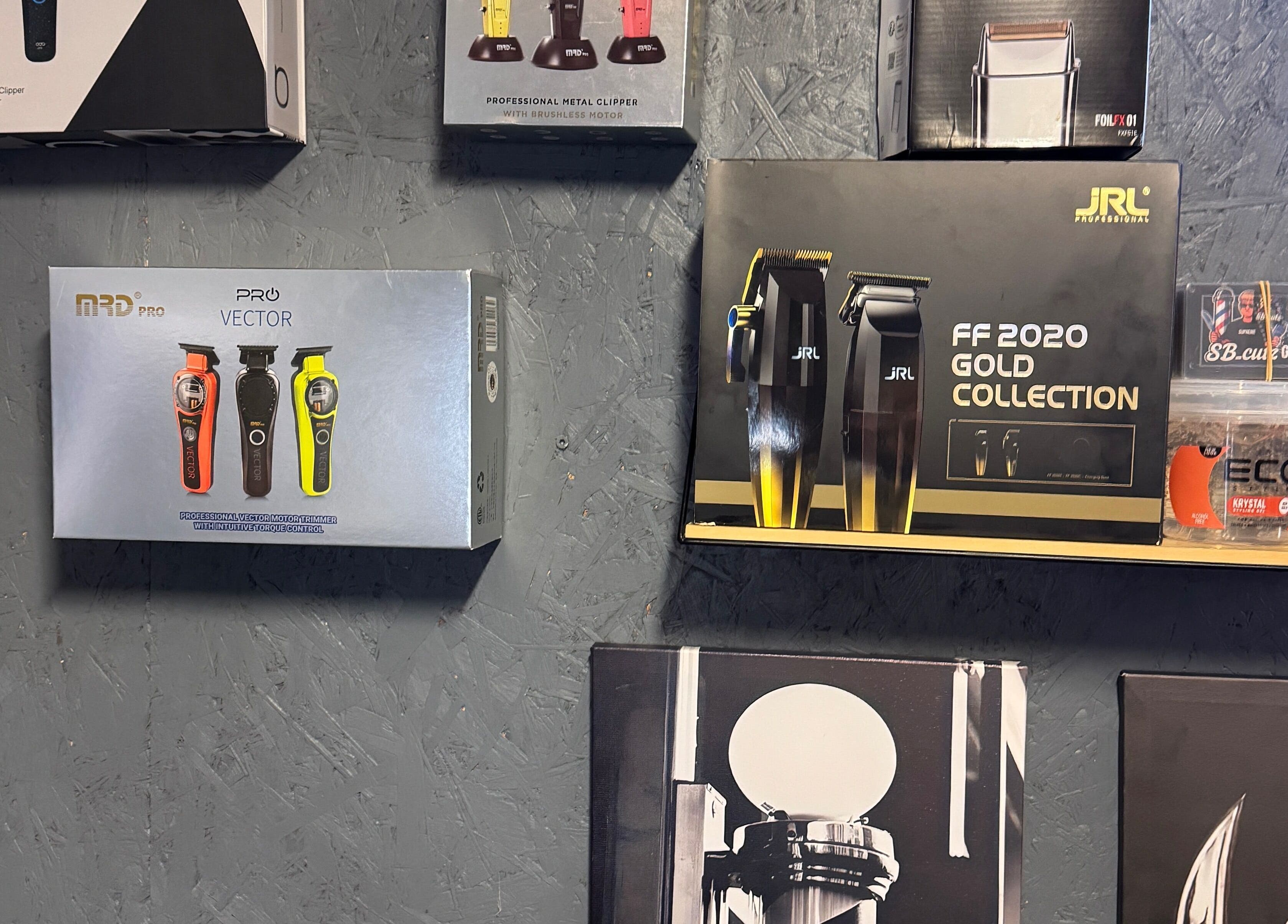 Pakket med hårtrimmere og produkter hos Sb_cutz i Brøndby Strand, DK.