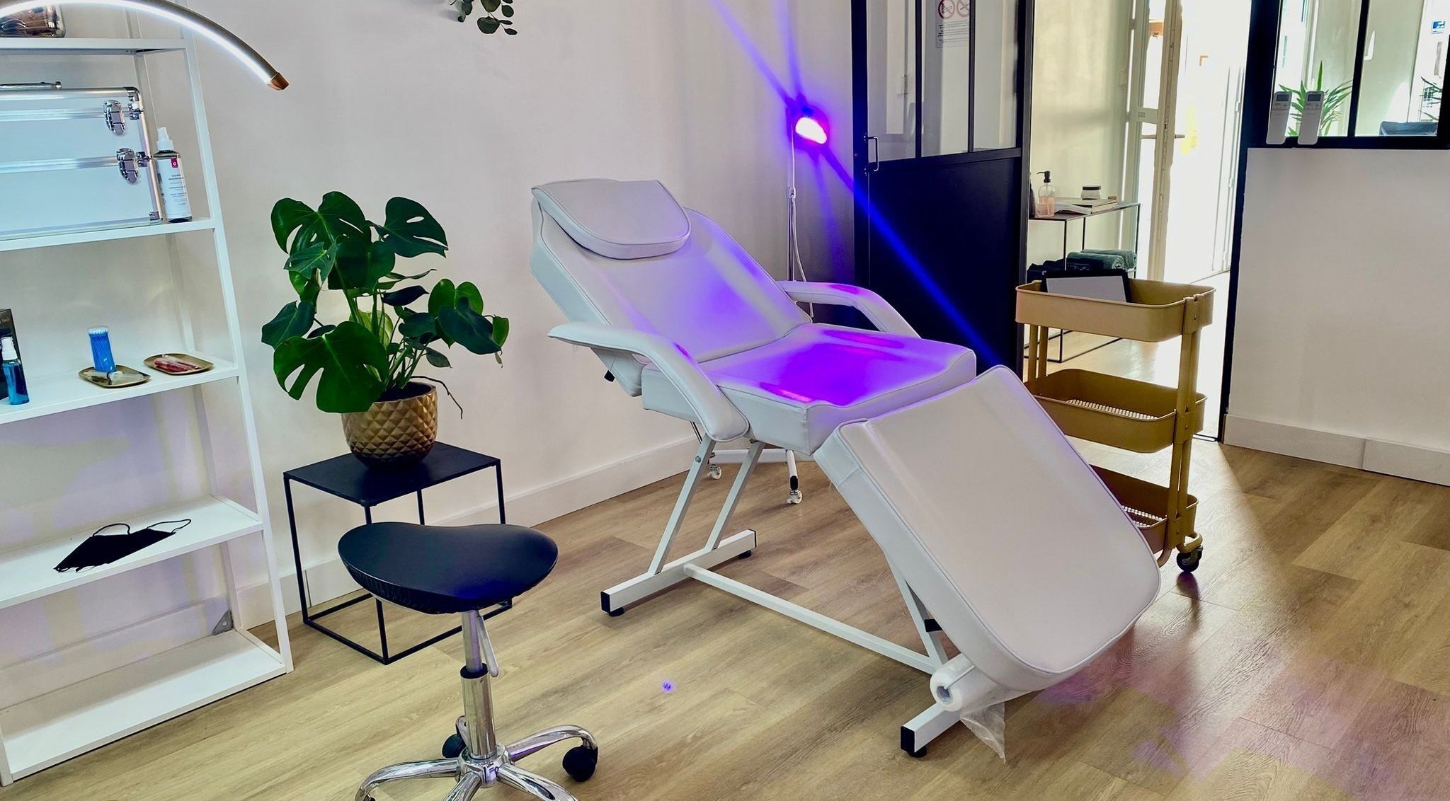 Chaise de soin moderne à Maison Jaya, Montpellier, Occitanie, FR, pour une expérience bien-être relaxante.