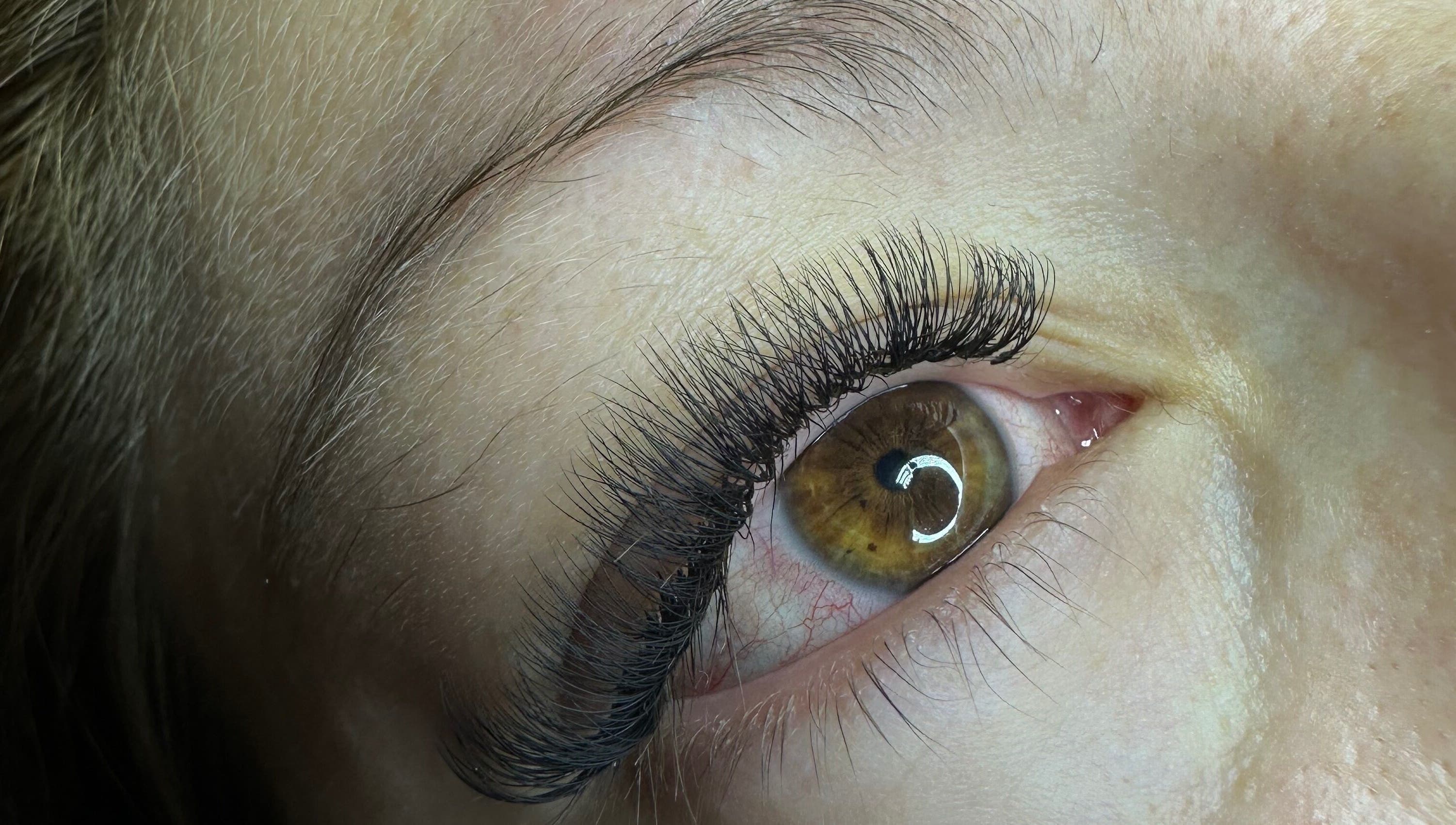 Detailed view of elegant eyelash extensions at Lashes Factory, Castelar, Provincia De Buenos Aires, AR.