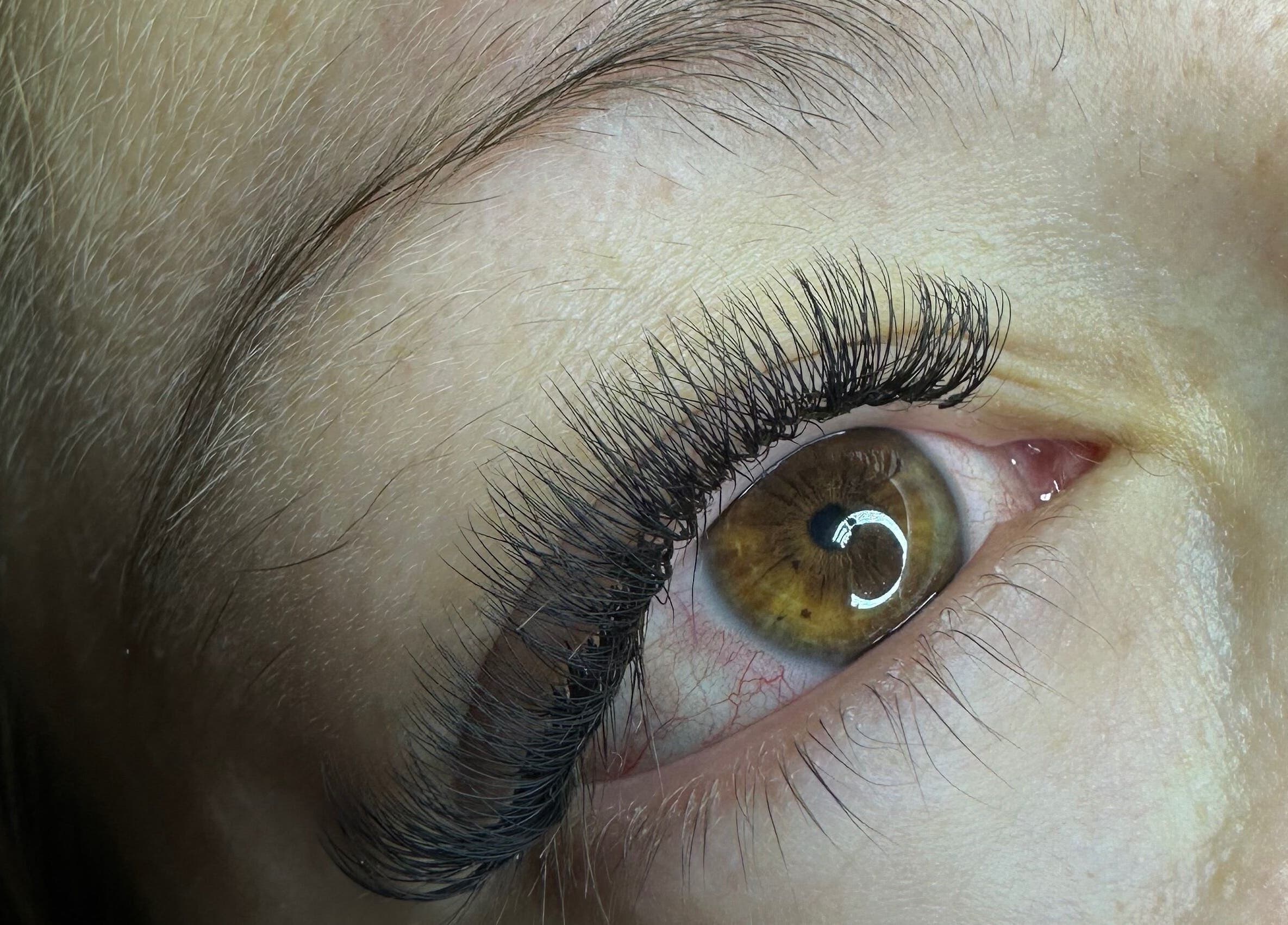 Detailed view of elegant eyelash extensions at Lashes Factory, Castelar, Provincia De Buenos Aires, AR.