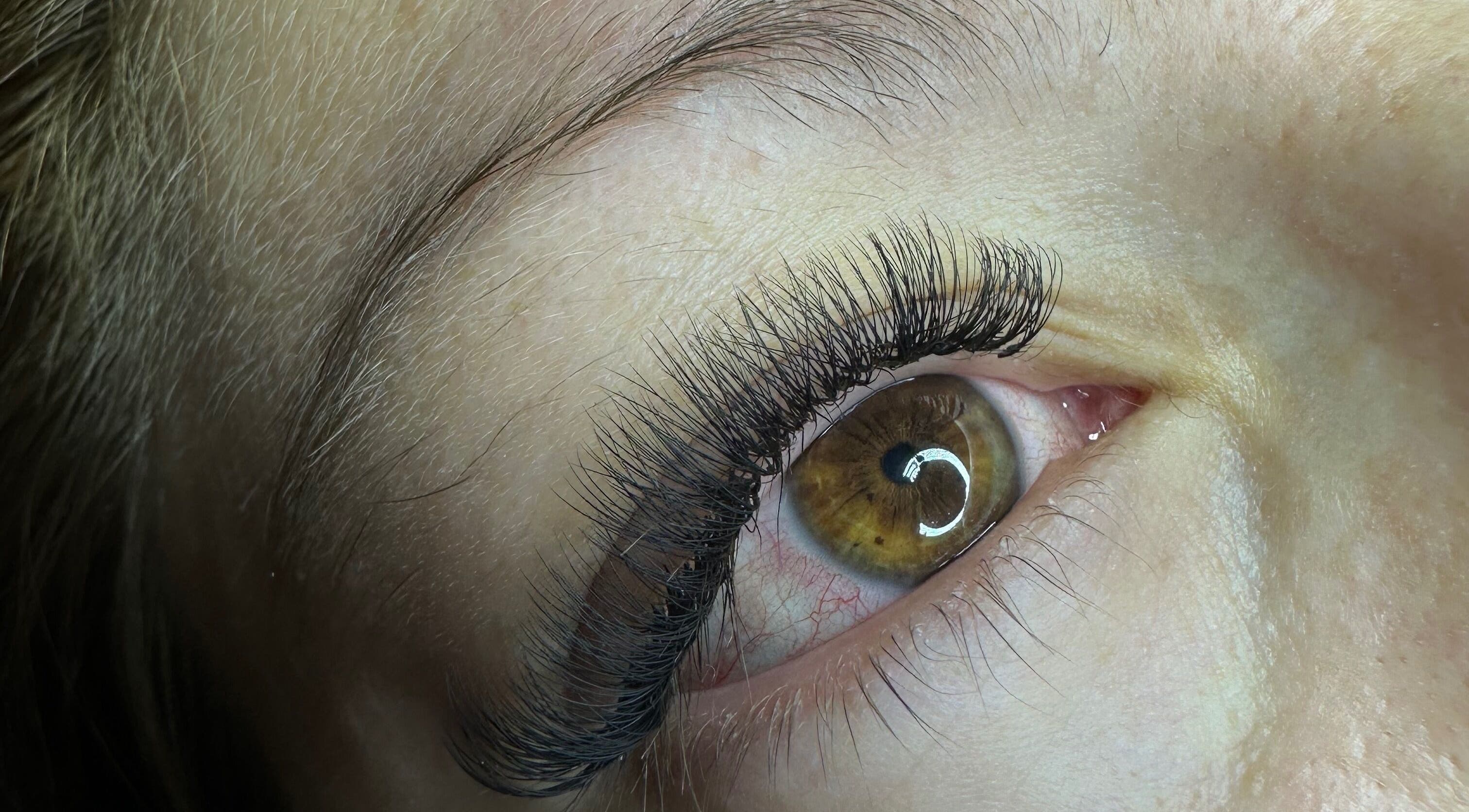 Detailed view of elegant eyelash extensions at Lashes Factory, Castelar, Provincia De Buenos Aires, AR.