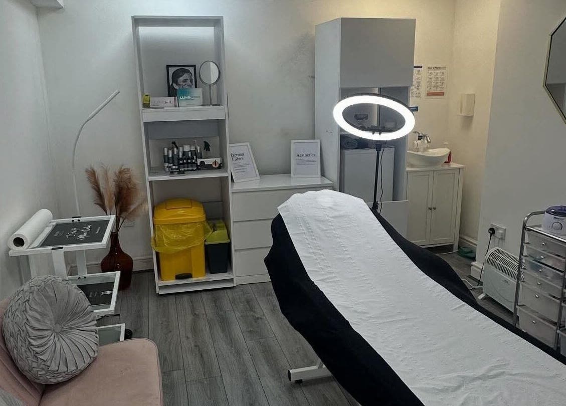 A serene treatment room at FlawlessFeaturesbyJade, Plymouth, England, GB, featuring a modern aesthetic layout.