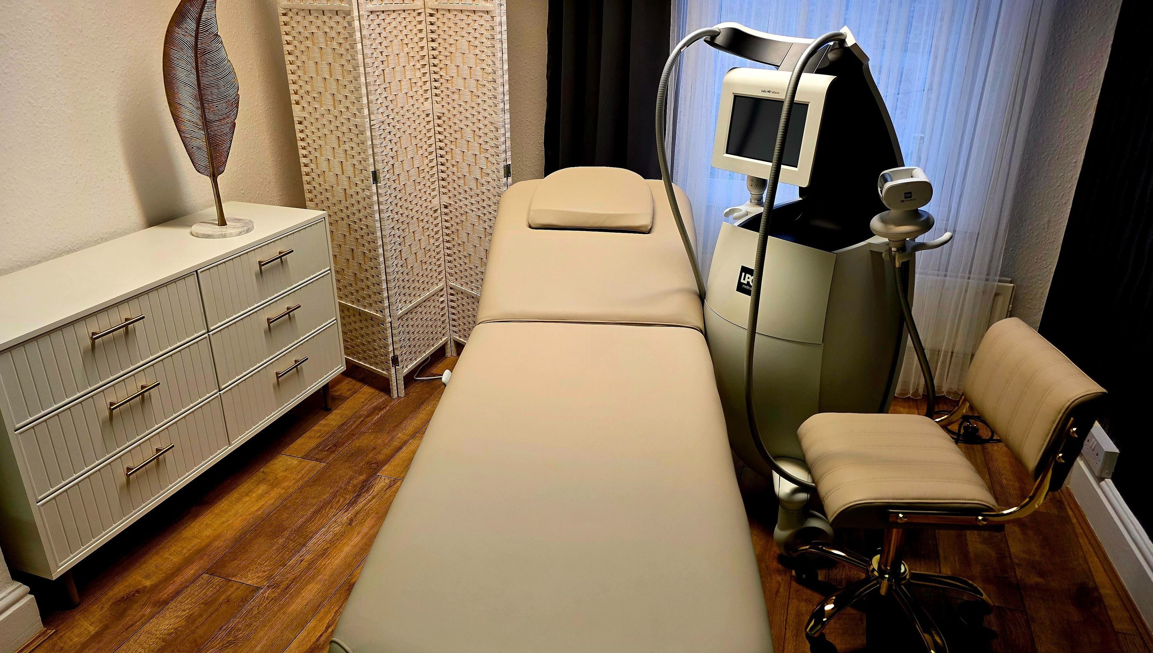 Pokój zabiegowy w Perfect Shape, Rugby, England, GB, z nowoczesnym sprzętem kosmetycznym.