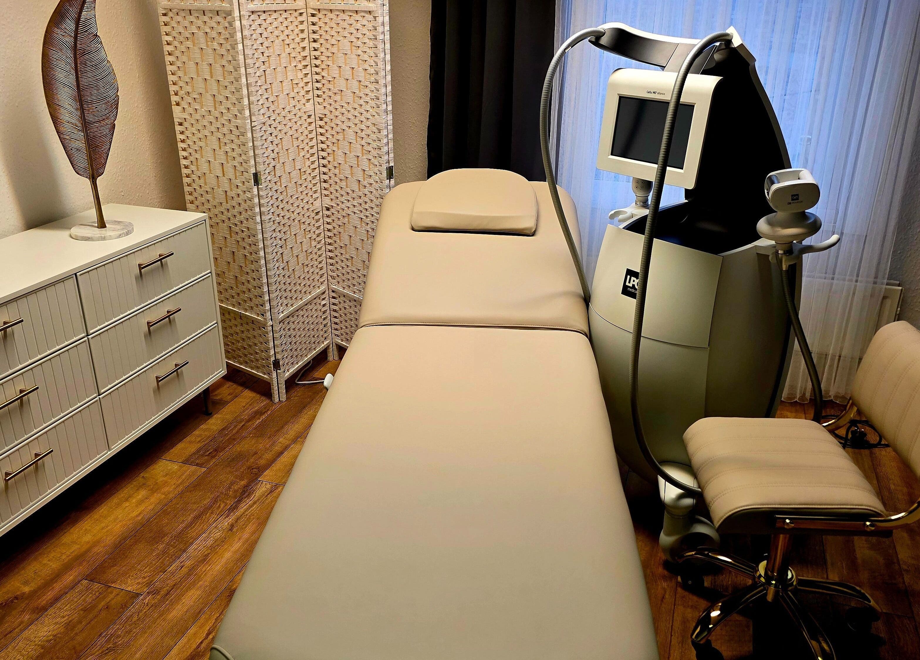 Pokój zabiegowy w Perfect Shape, Rugby, England, GB, z nowoczesnym sprzętem kosmetycznym.