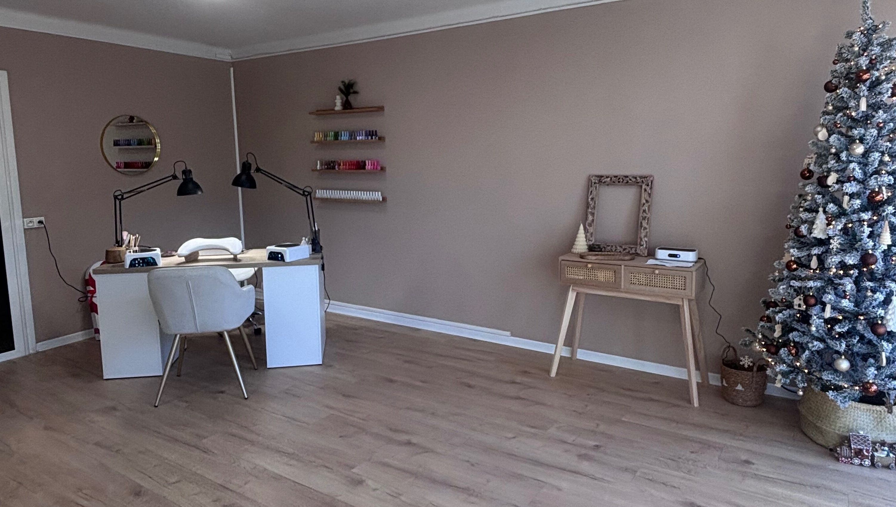 Intérieur élégant de HOLA CHICAS à Laroque-d'olmes, Occitanie, FR, avec sapin décoré et poste de travail moderne.