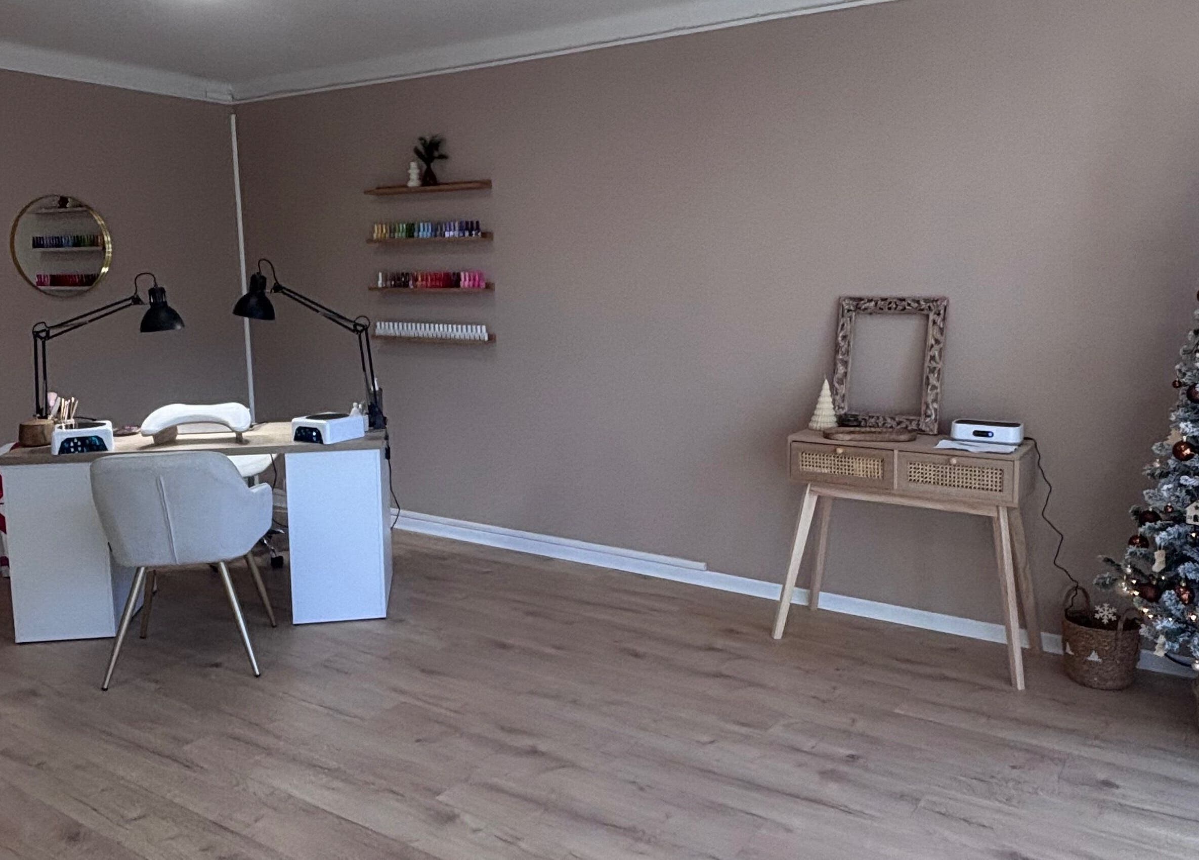 Intérieur élégant de HOLA CHICAS à Laroque-d'olmes, Occitanie, FR, avec sapin décoré et poste de travail moderne.