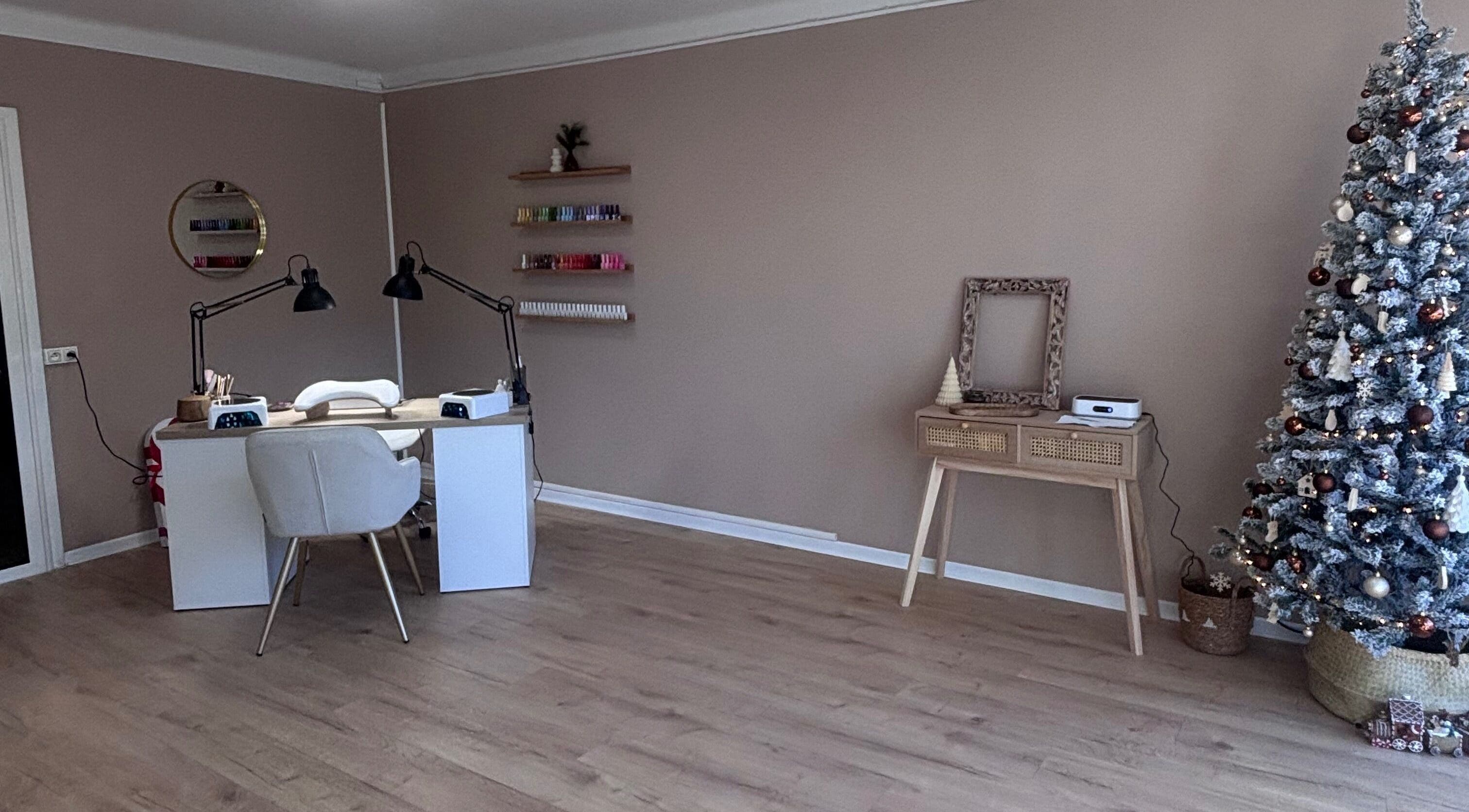 Intérieur élégant de HOLA CHICAS à Laroque-d'olmes, Occitanie, FR, avec sapin décoré et poste de travail moderne.