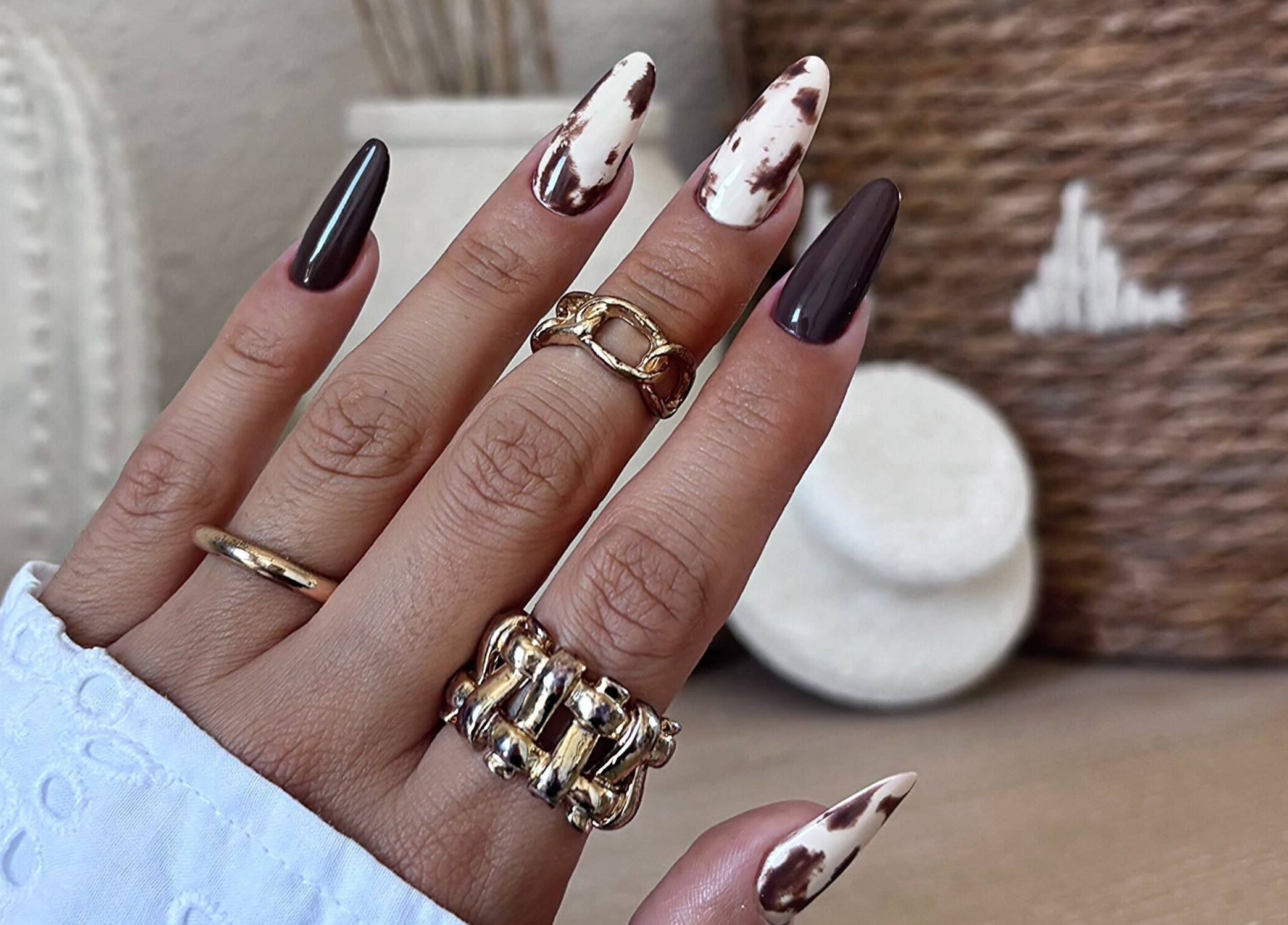 Nail art élégant chez HOLA CHICAS à Laroque-d'olmes, Occitanie, FR. Design moderne et raffiné. 