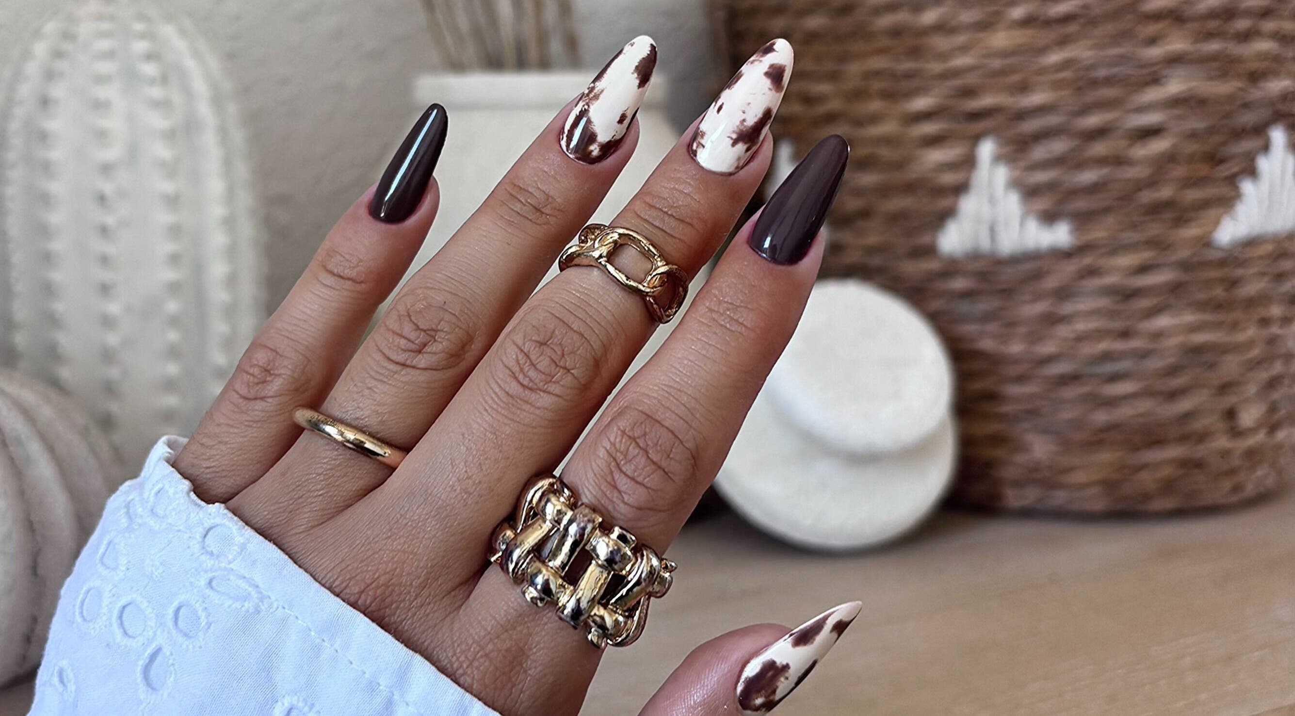 Nail art élégant chez HOLA CHICAS à Laroque-d'olmes, Occitanie, FR. Design moderne et raffiné. 