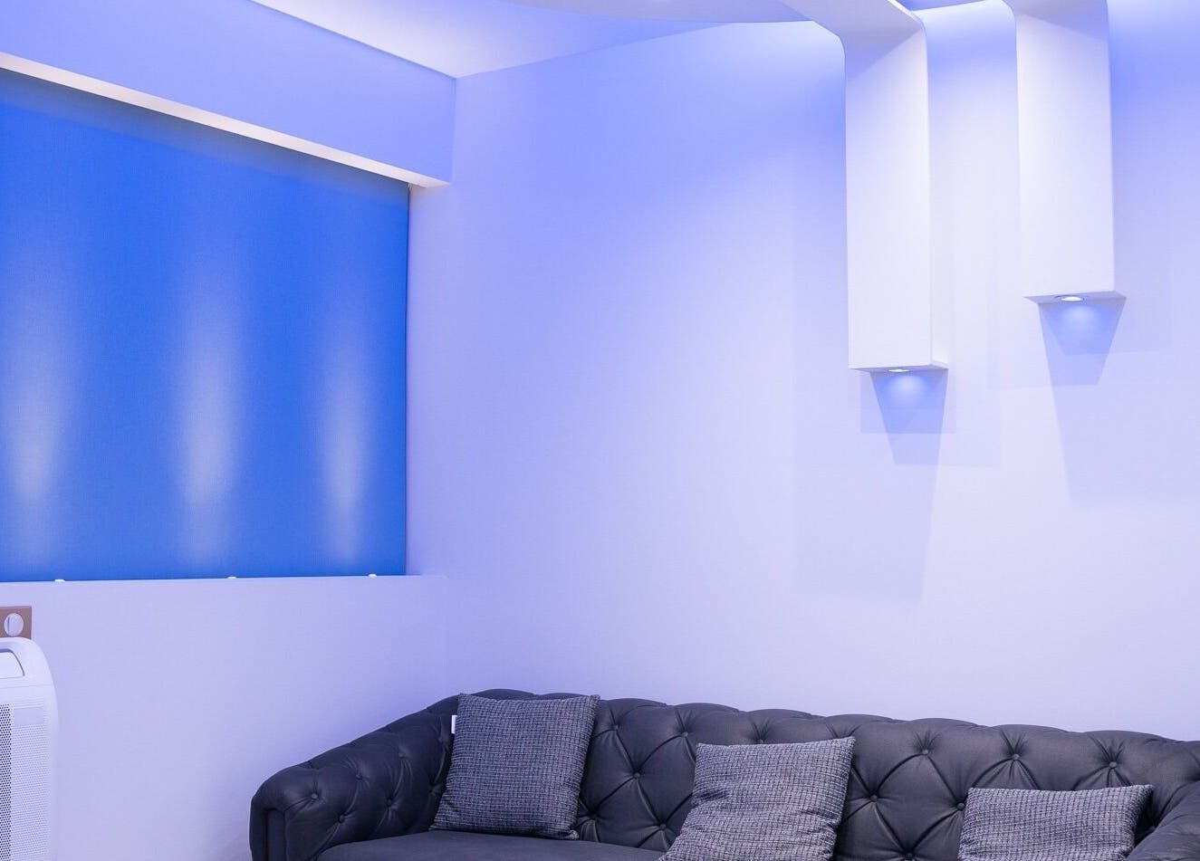 Η κομψή αίθουσα αναμονής στο Laser Lina’s Clinic Center, Ηράκλειο, GR με μοντέρνα διακόσμηση φωτισμού.