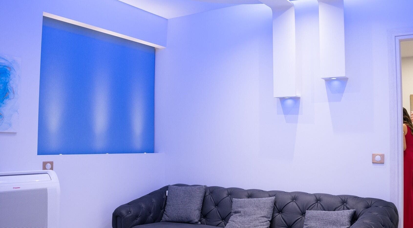 Η κομψή αίθουσα αναμονής στο Laser Lina’s Clinic Center, Ηράκλειο, GR με μοντέρνα διακόσμηση φωτισμού.