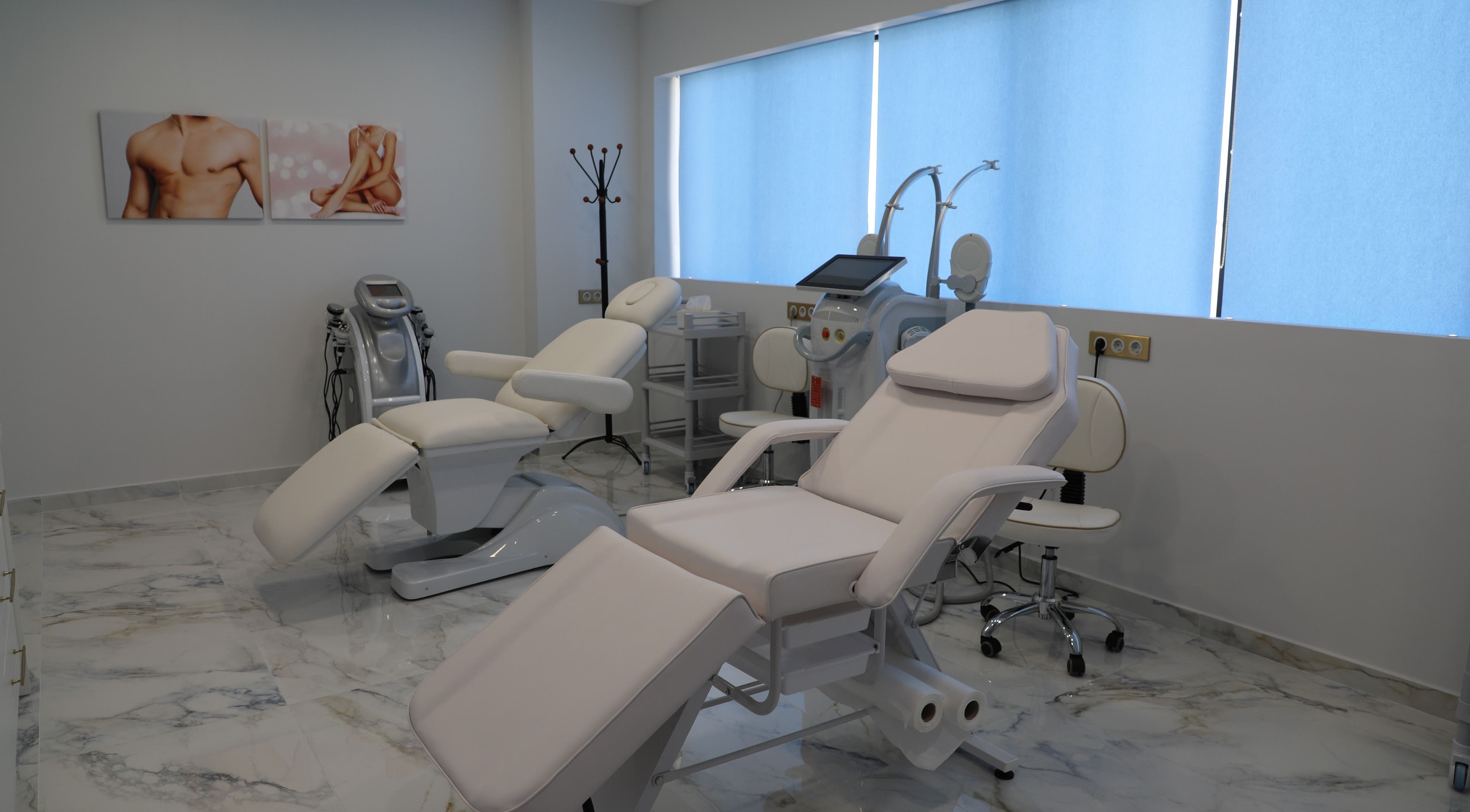 Κομψό σαλόνι θεραπείας στο Laser Lina’s Clinic Center, Ηράκλειο, GR με λευκές καρέκλες ανάκλισης.