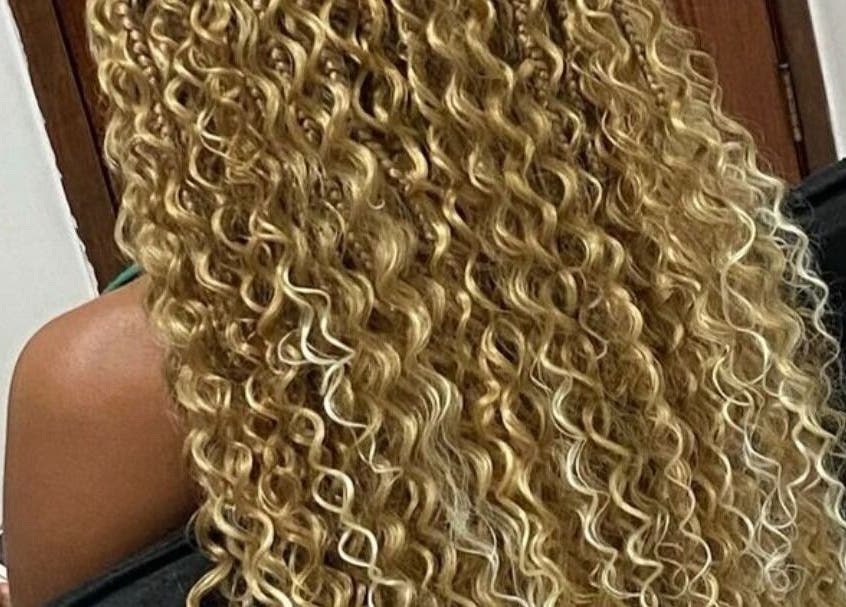 Cheveux bouclés dorés réalisés chez Racinestresses à Mississauga, Ontario, CA.