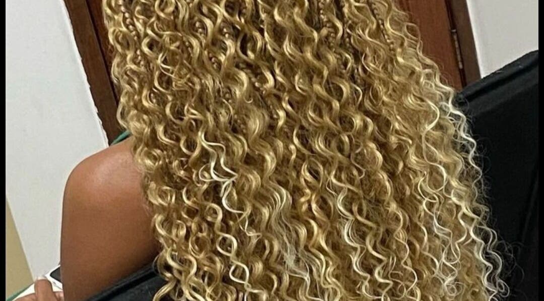 Cheveux bouclés dorés réalisés chez Racinestresses à Mississauga, Ontario, CA.