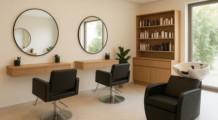 Espaço luxuoso de beleza em Leia Santos, Rio Grande Do Sul, BR, com cadeiras e espelhos modernos.