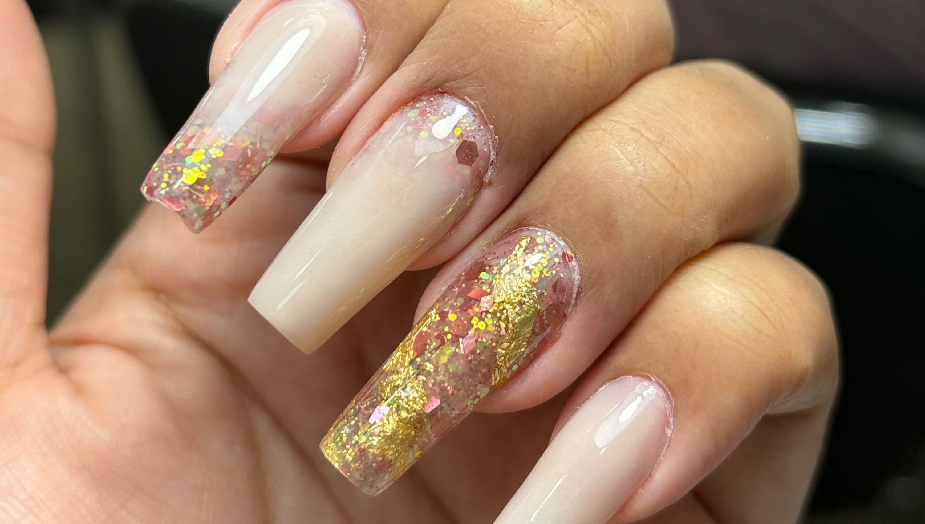 Elegant glitter acrylic nails from PIO Nails, Guayaquil, Guayas, EC showcasing vibrant artistry.