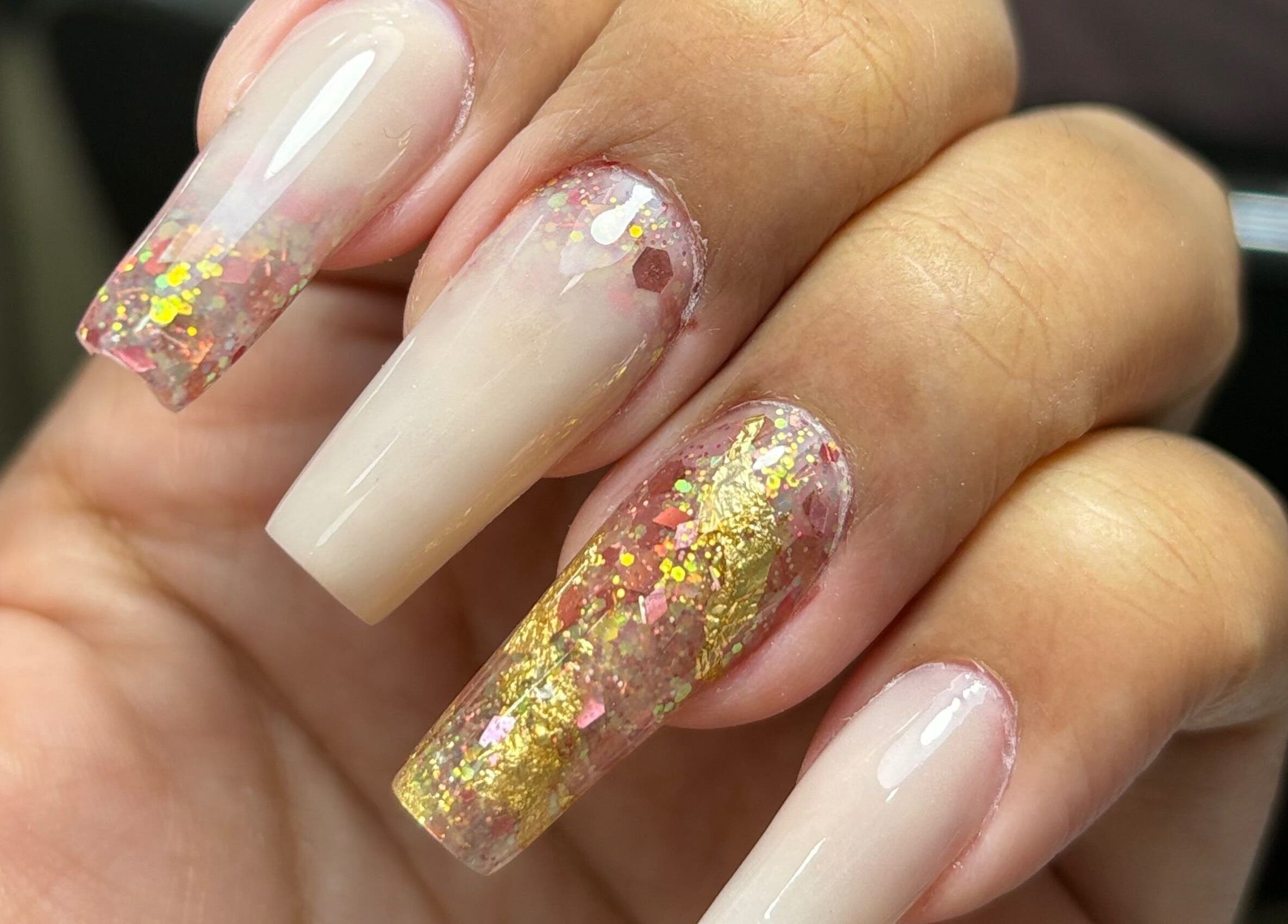 Elegant glitter acrylic nails from PIO Nails, Guayaquil, Guayas, EC showcasing vibrant artistry.