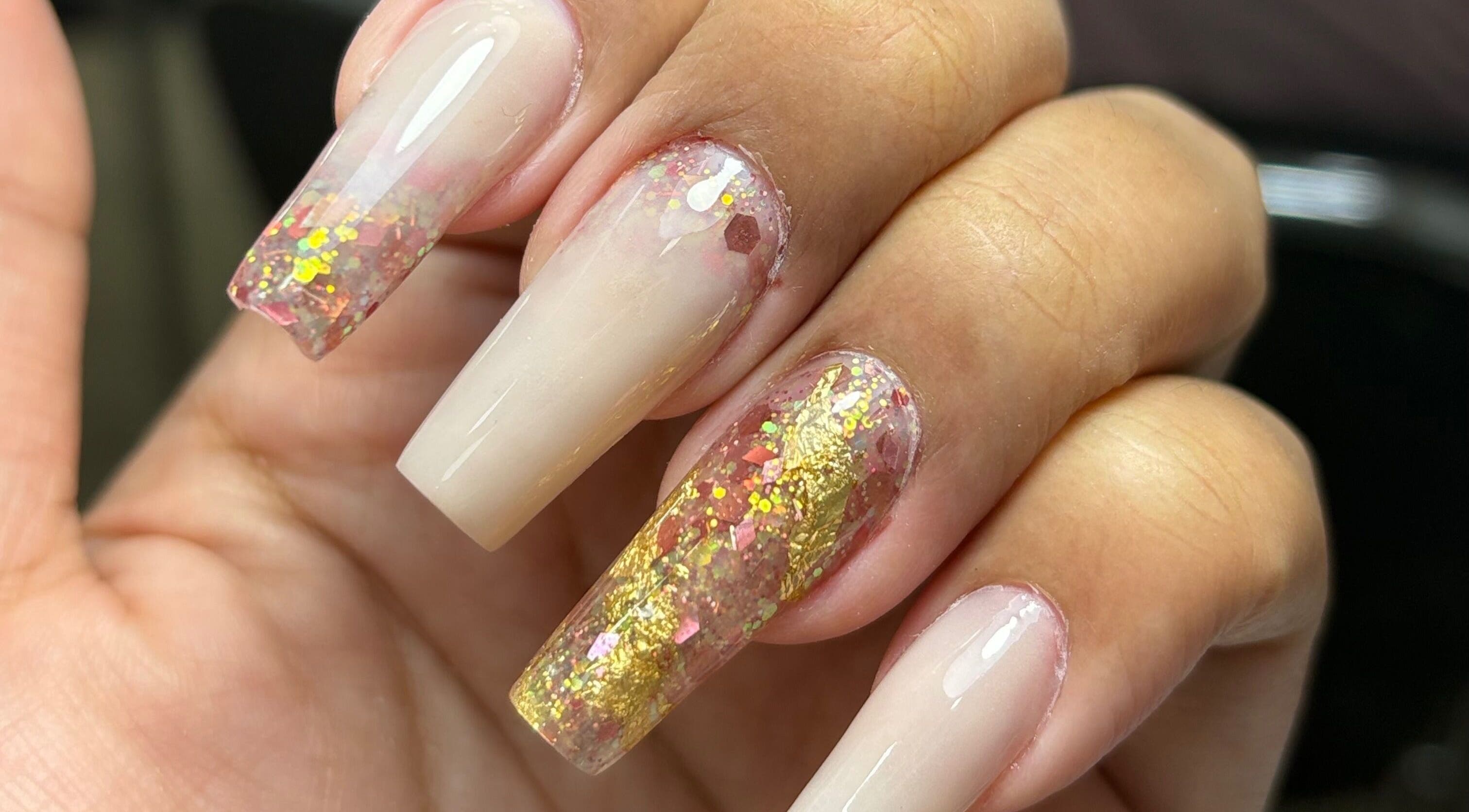 Elegant glitter acrylic nails from PIO Nails, Guayaquil, Guayas, EC showcasing vibrant artistry.