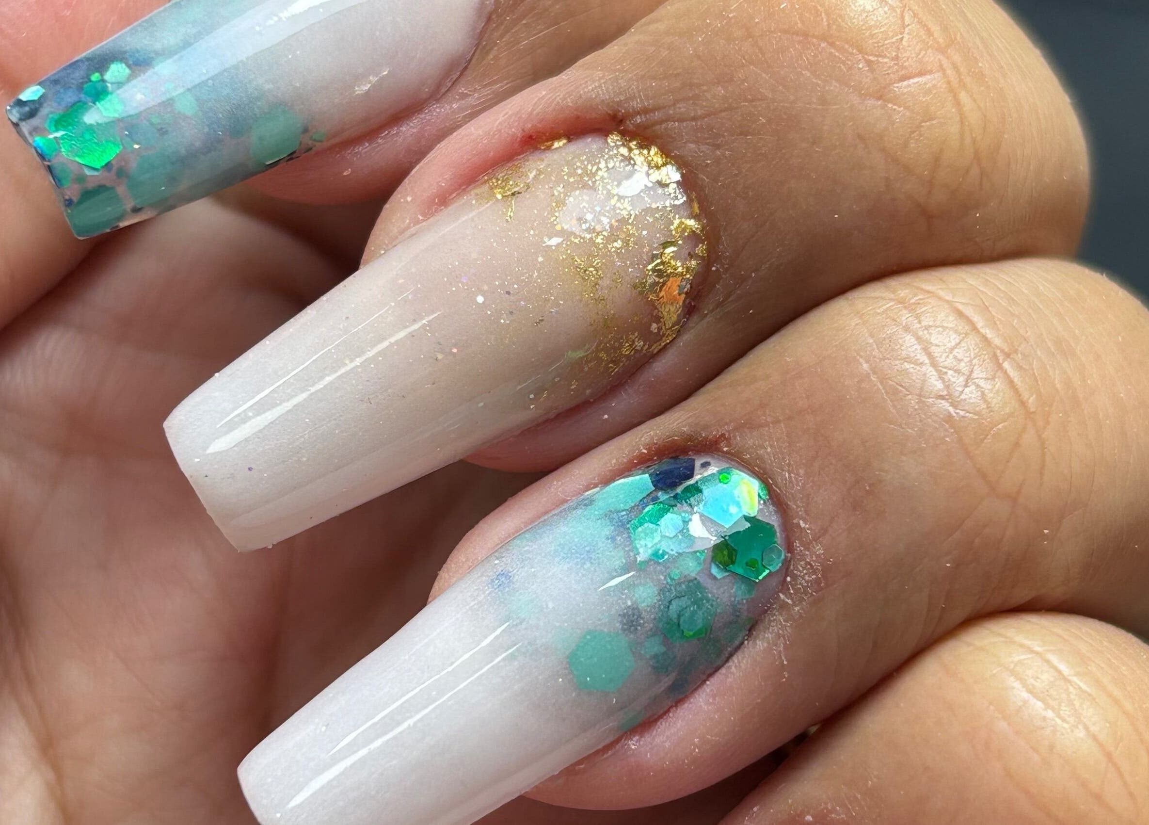 Elegant glitter nail art at PIO Nails, Guayaquil, Guayas, EC, showcasing a unique design.