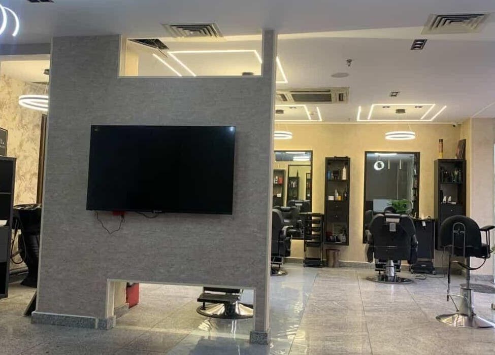 Modern interior of صالون حلاقه in عمّان, محافظة العاصمة, JO with sleek chairs and stylish lighting.