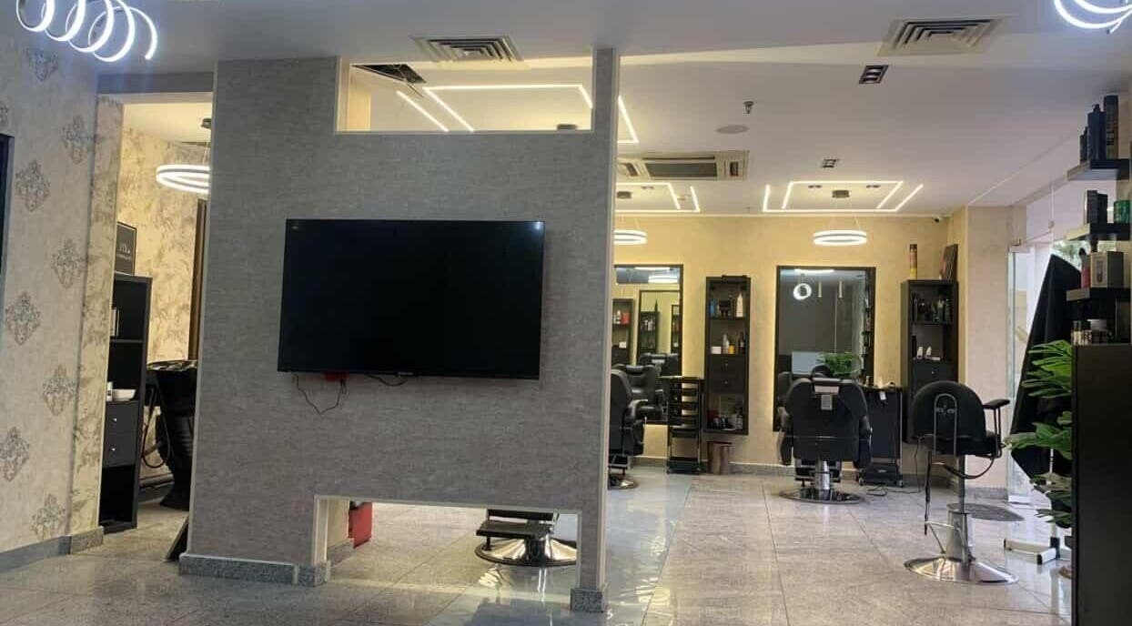 Modern interior of صالون حلاقه in عمّان, محافظة العاصمة, JO with sleek chairs and stylish lighting.