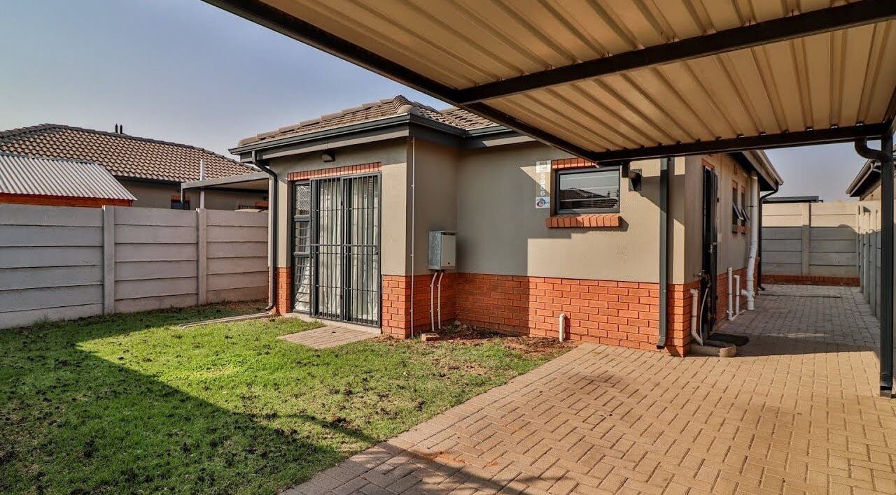 Tranquil outdoor view of Nails by Nelz, Alberton, Gauteng, ZA, showcasing serene garden and modern structure.