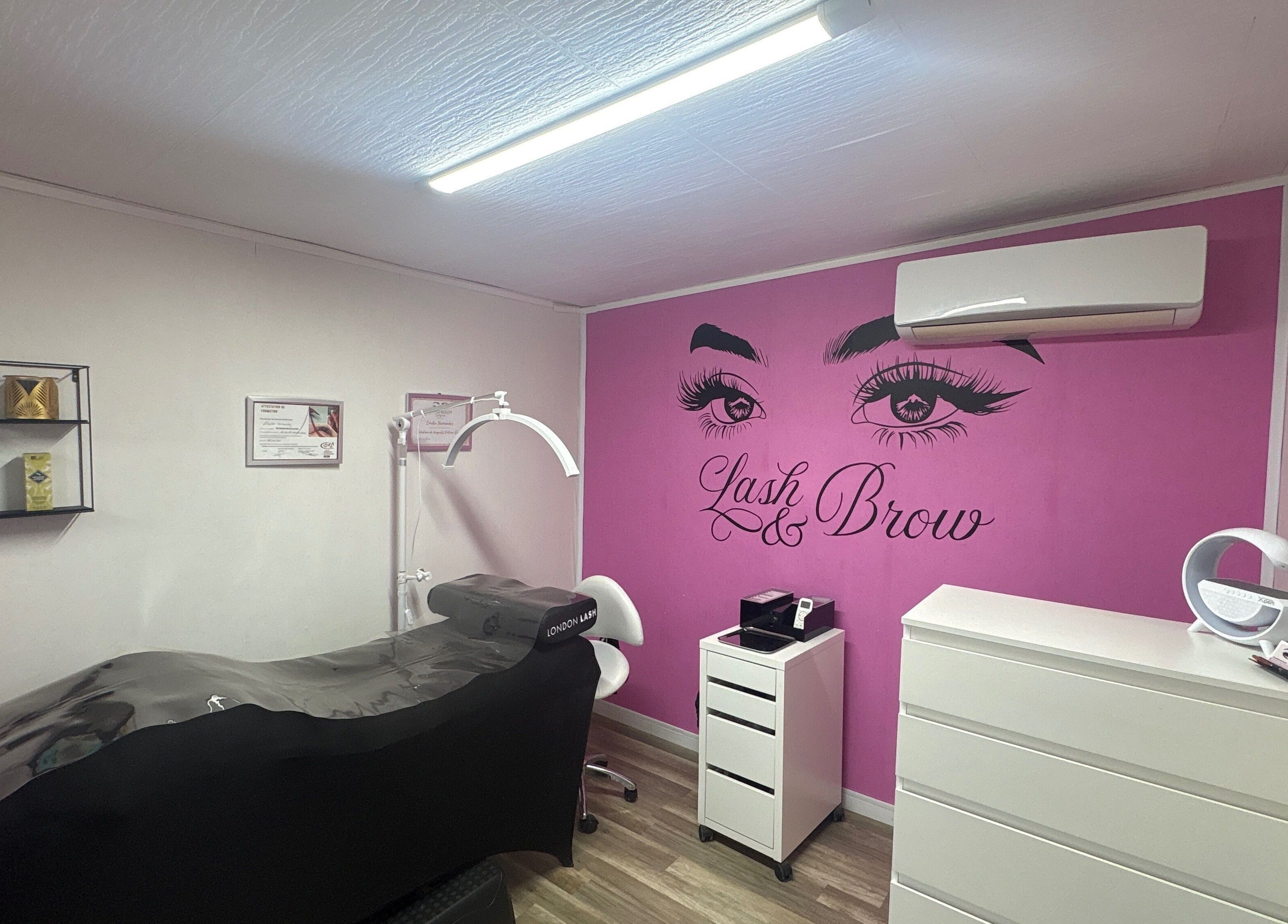 Salle de soins Regard Passion à Saint-andré-de-sangonis, Occitanie, FR, avec mur rose vibrant.