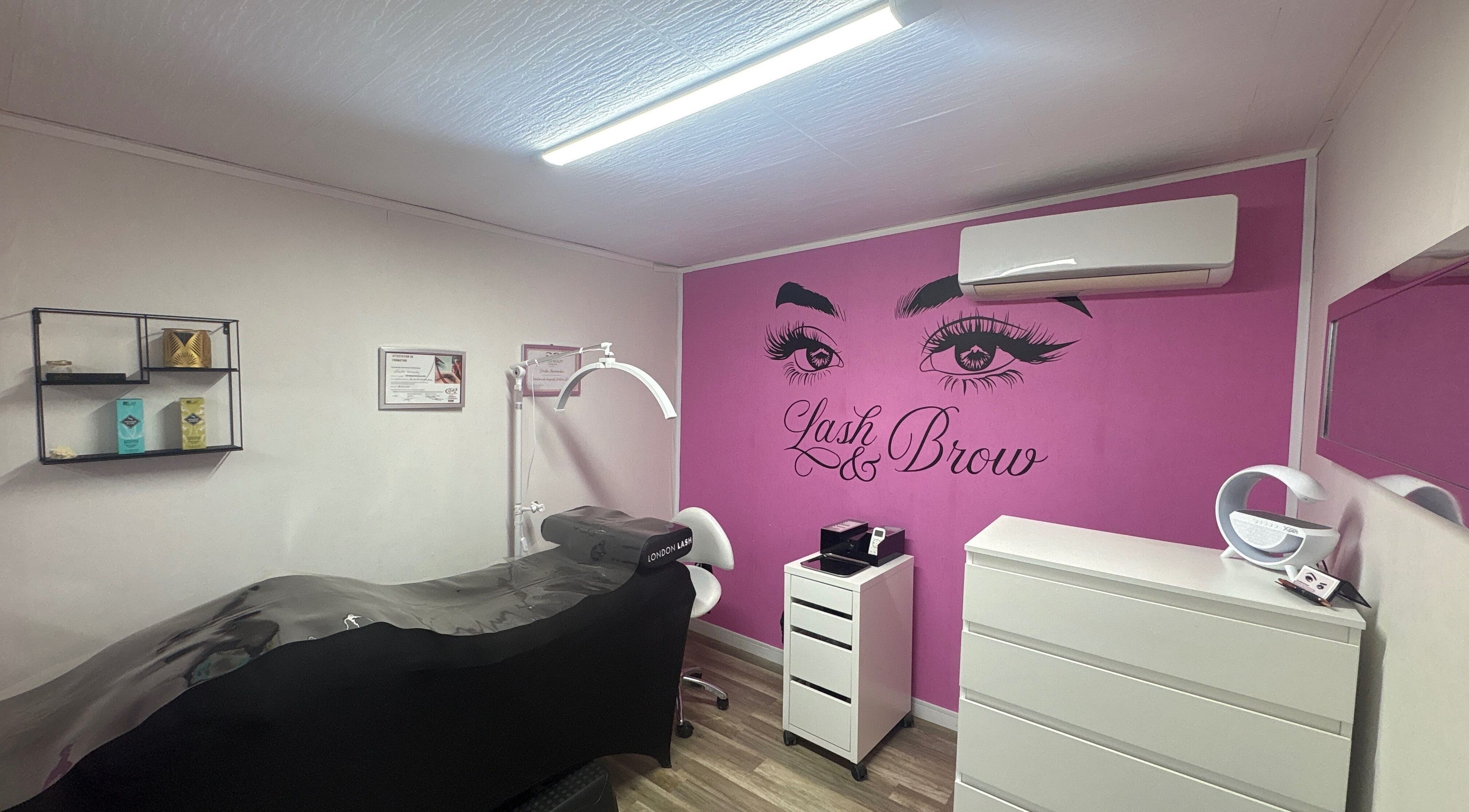 Salle de soins Regard Passion à Saint-andré-de-sangonis, Occitanie, FR, avec mur rose vibrant.