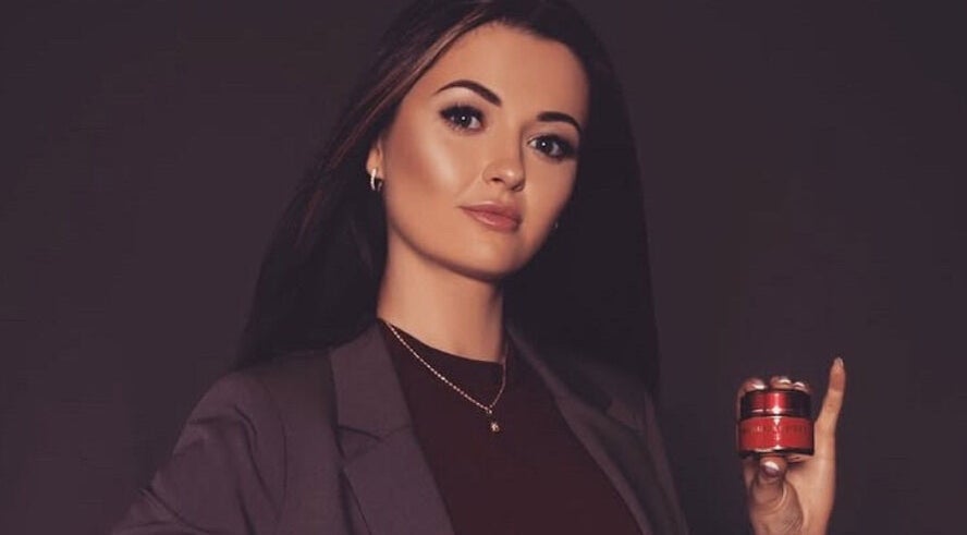 Osoba trzymająca czerwone pudełko w Aleksandra Turkiewicz Nail Artistry, Wrocław, Województwo Dolnośląskie, PL.