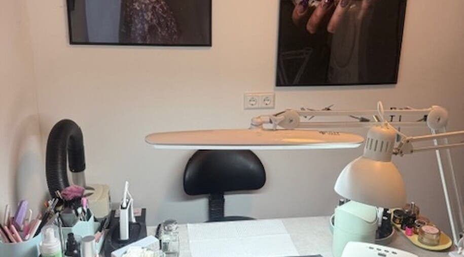 Nagelstudio bij Nailing your Look in Purmerend, Noord-holland, NL ingericht met tools en decoraties.
