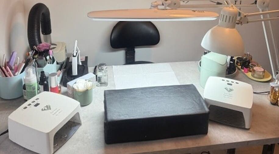 Professionele nageltafel bij Nailing your Look in Purmerend, Noord-holland, NL met UV-lampen en verzorgingsproducten.