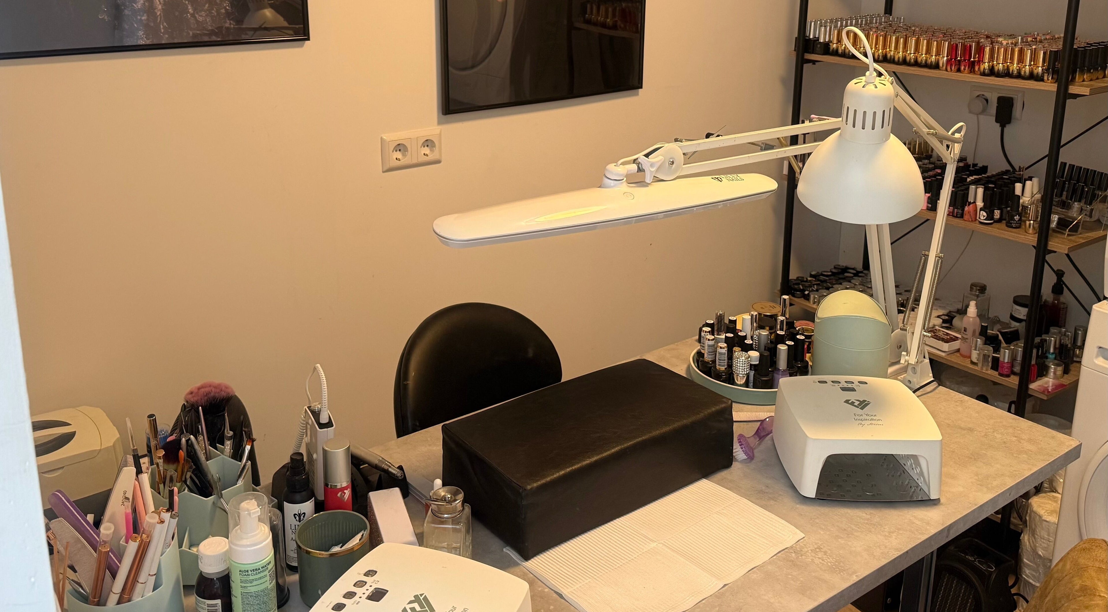 Nagelstudio bij Nailing your Look in Purmerend, Noord-holland, NL met diverse nagellak en tools.