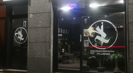 Ingresso di Love Ink Tattoo a Torino, Piemonte, IT, con insegna illuminata e decorazioni artistiche.
