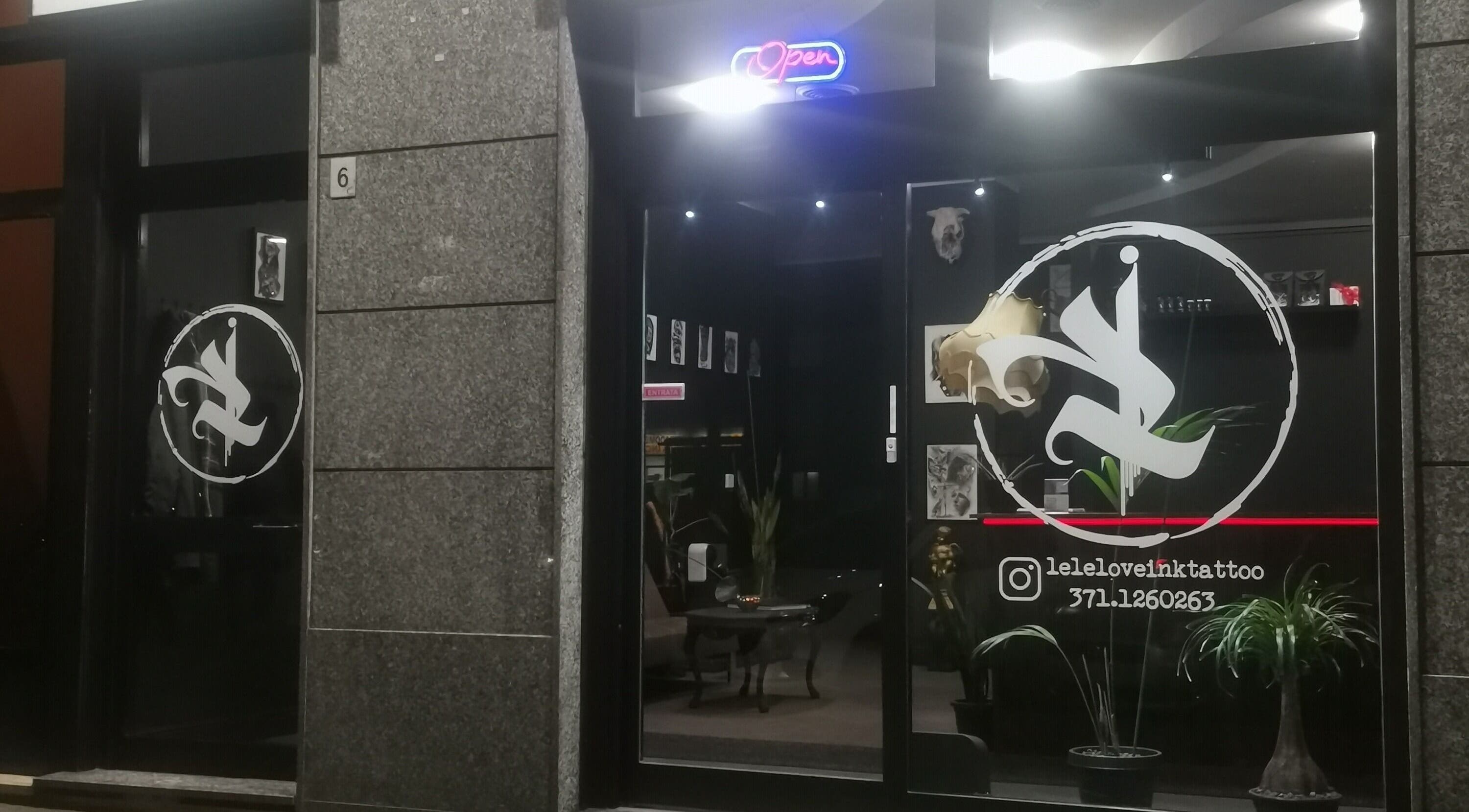 Ingresso di Love Ink Tattoo a Torino, Piemonte, IT, con insegna illuminata e decorazioni artistiche.