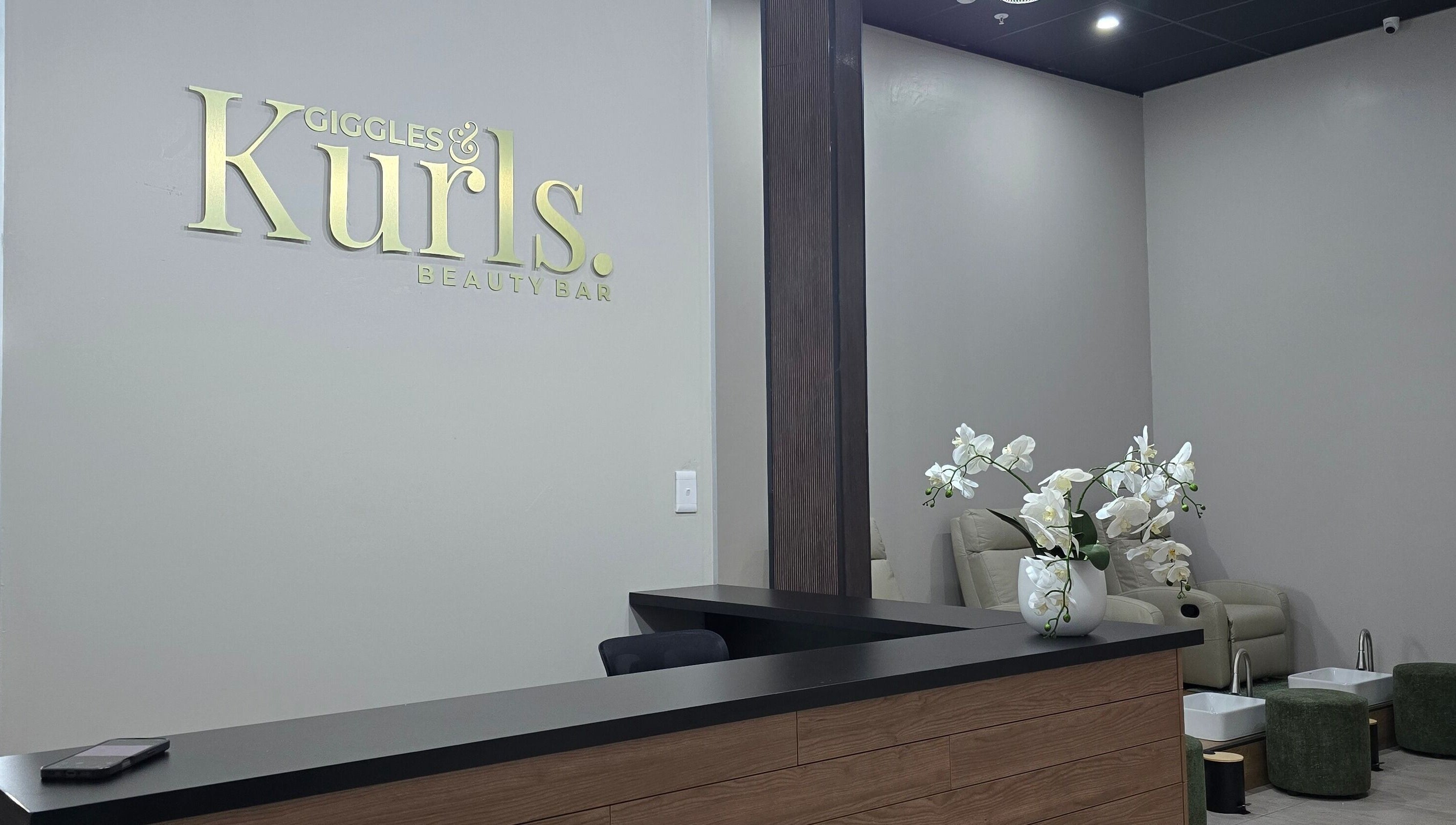 Reception area at Giggles n Kurls Clearwater in Roodepoort, Gauteng, ZA featuring modern decor with orchid.