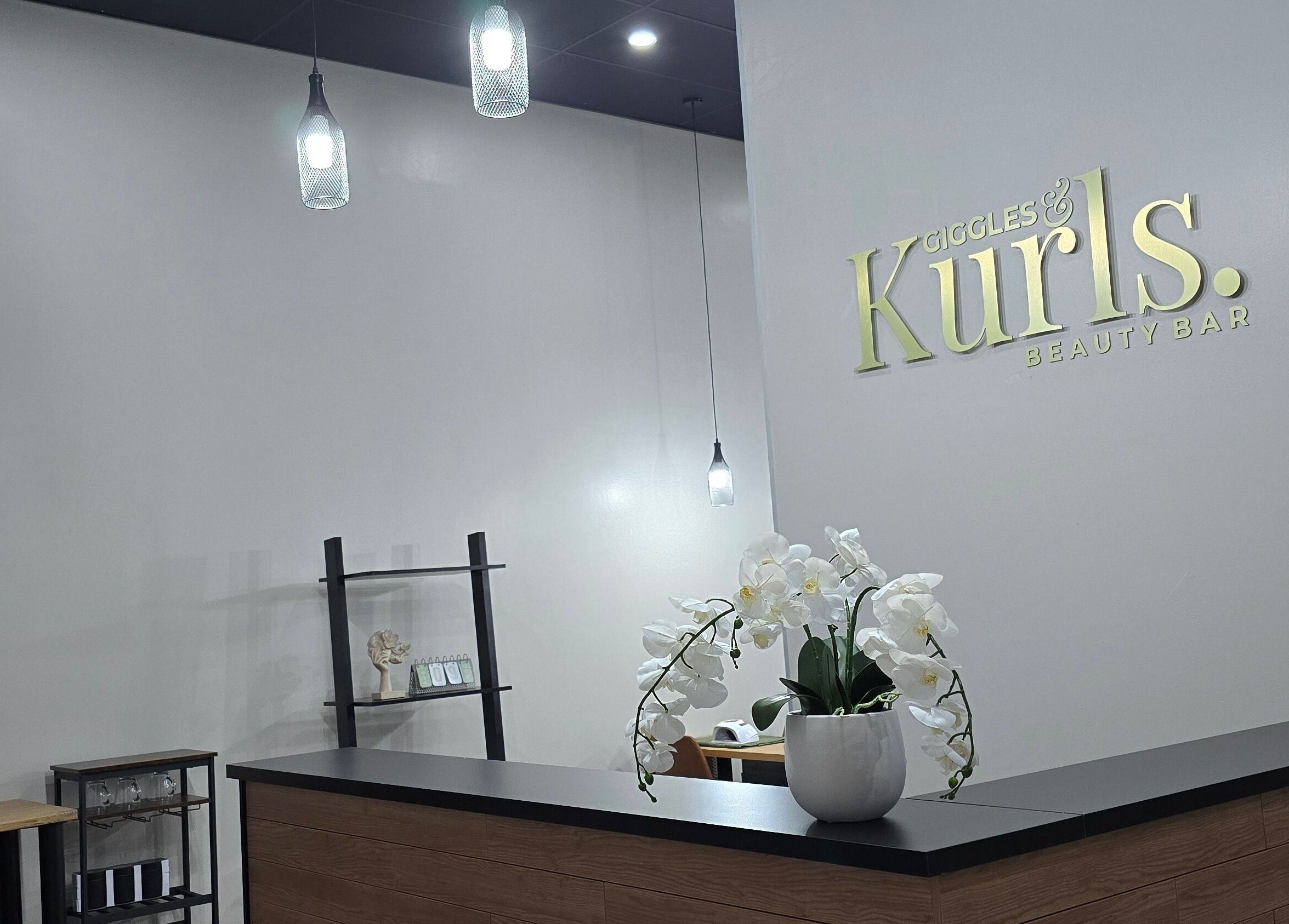 Reception at Giggles n Kurls Clearwater in Roodepoort, Gauteng, ZA with modern decor and orchids.