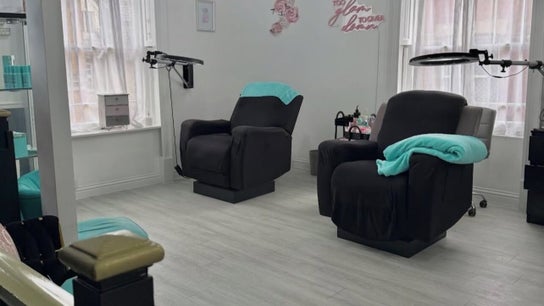 Make-up & Lashes by Krrassi