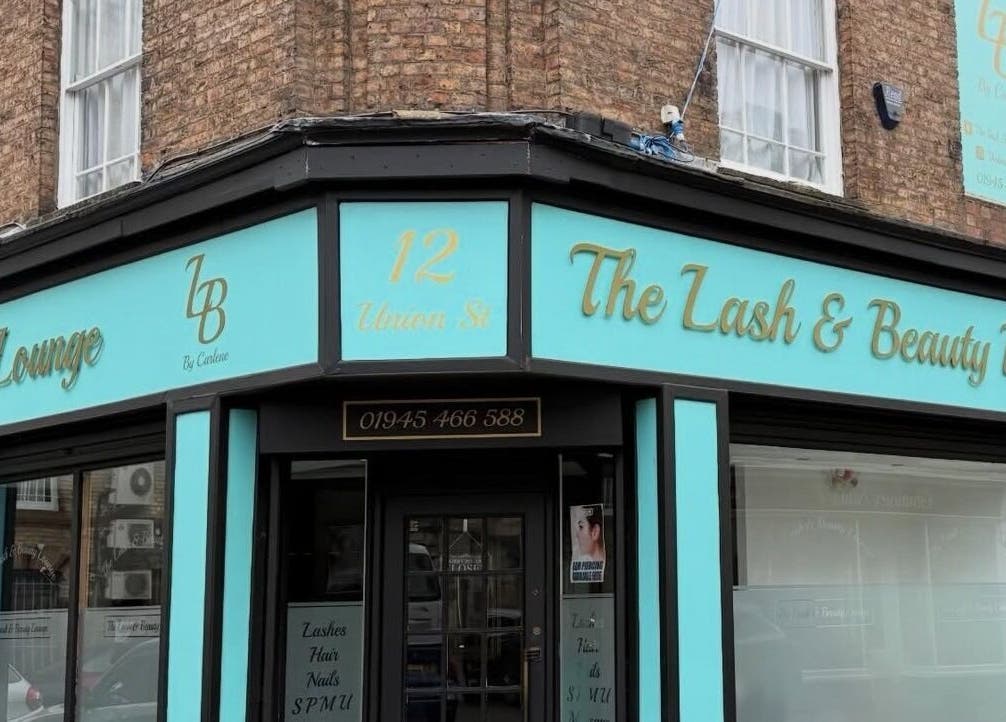 Фасада на Make-up & Lashes by Krrassi в Уисбич, Англия, GB с видимо лого и адрес на салона.