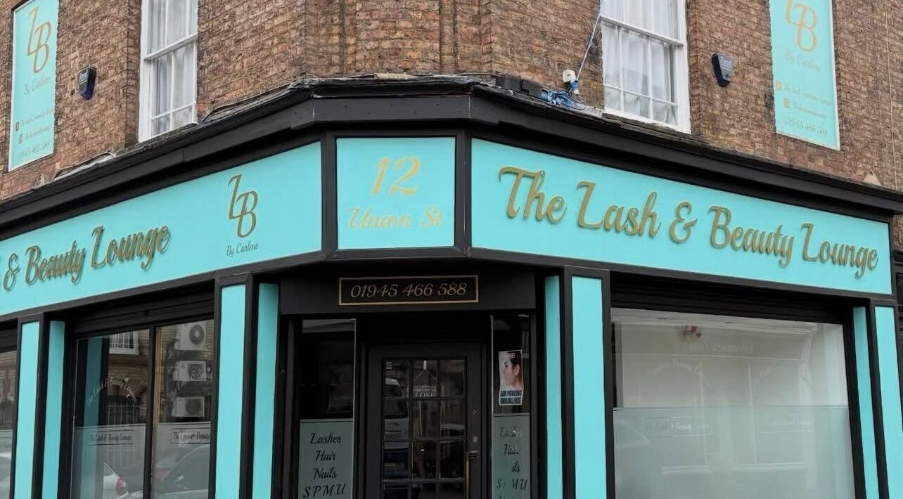 Фасада на Make-up & Lashes by Krrassi в Уисбич, Англия, GB с видимо лого и адрес на салона.