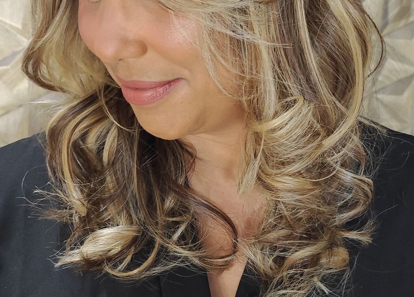 Cabelo cacheado sofisticado no salão Geane Moura, Pernambuco, Pernambuco, BR.