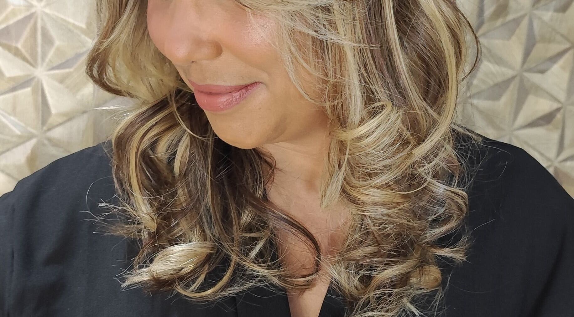 Cabelo cacheado sofisticado no salão Geane Moura, Pernambuco, Pernambuco, BR.