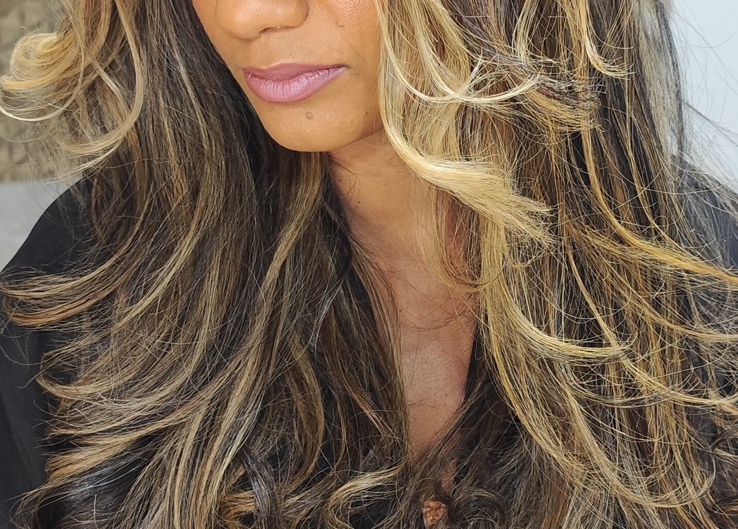 Close-up de cabelos ondulados e brilhantes no salão Geane Moura, Pernambuco, Pernambuco, BR.