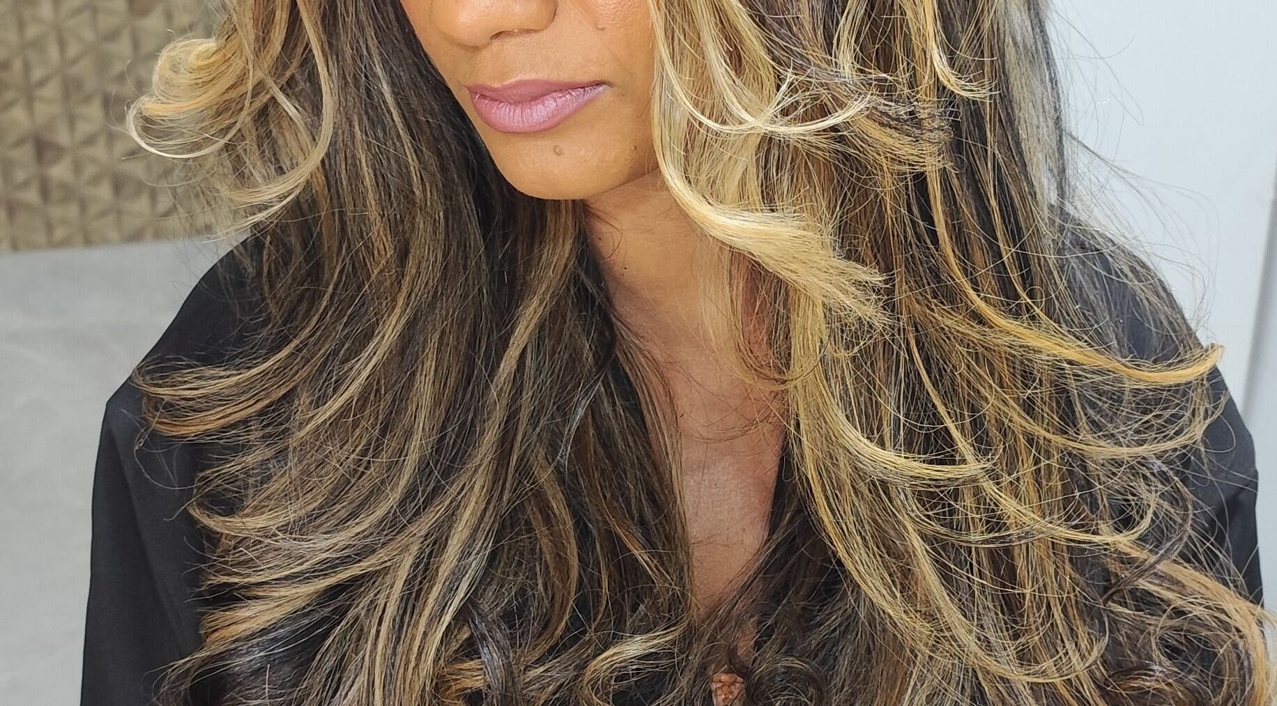 Close-up de cabelos ondulados e brilhantes no salão Geane Moura, Pernambuco, Pernambuco, BR.