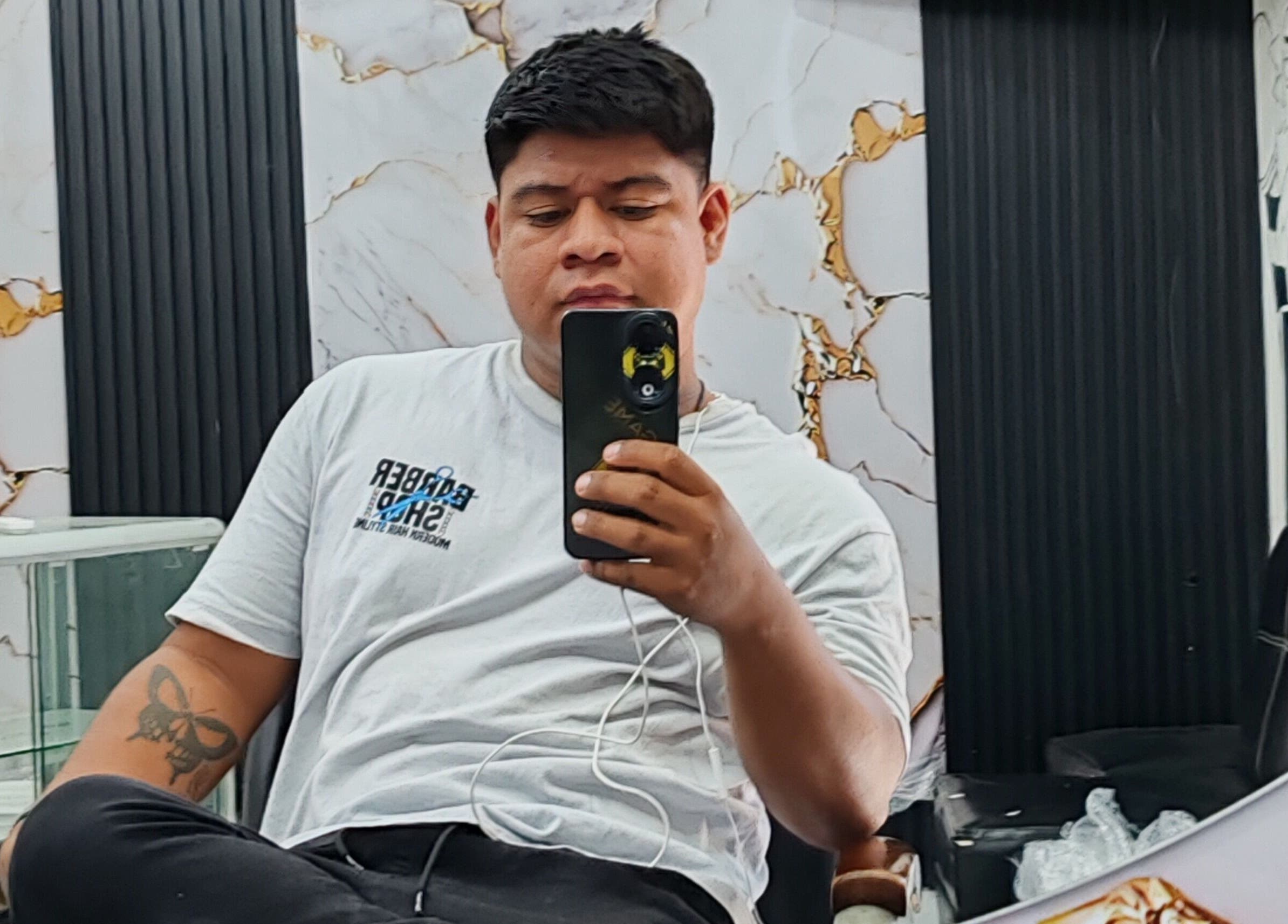 Cliente satisfecho en JRobertoHB, con moderno fondo de mármol, La Libertad, La Libertad, SV.