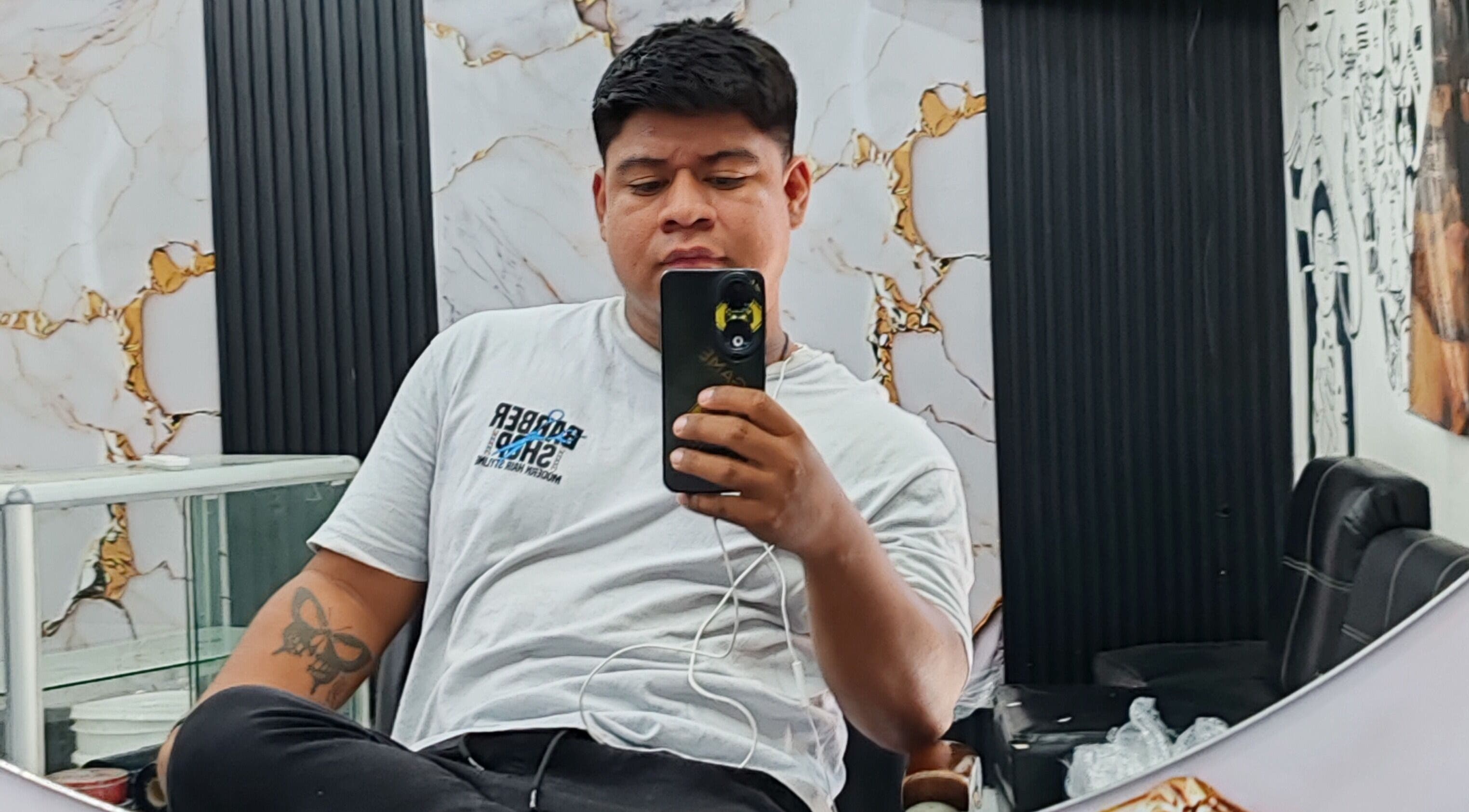 Cliente satisfecho en JRobertoHB, con moderno fondo de mármol, La Libertad, La Libertad, SV.