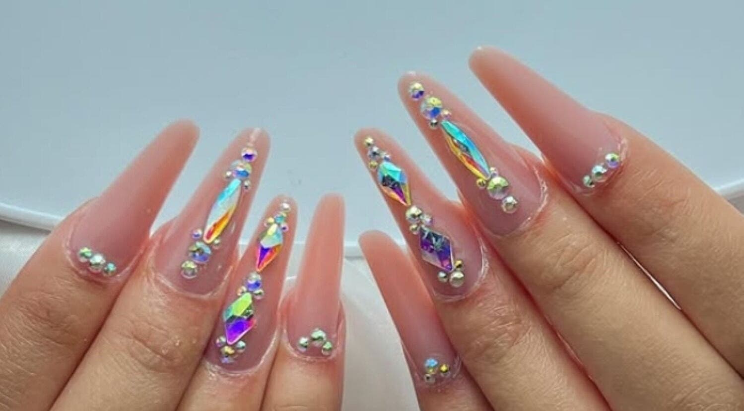 Manicure con gemme scintillanti presso Le unghie di Desy a Paola, Calabria, IT.