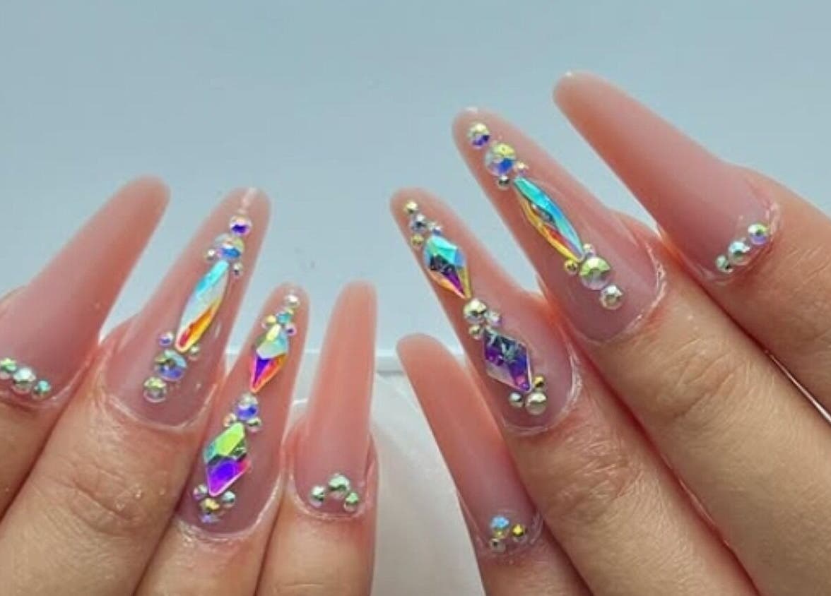 Unghie decorate con cristalli a Le unghie di Desy, Paola, Calabria, IT. Riflessi lucenti per uno stile unico.