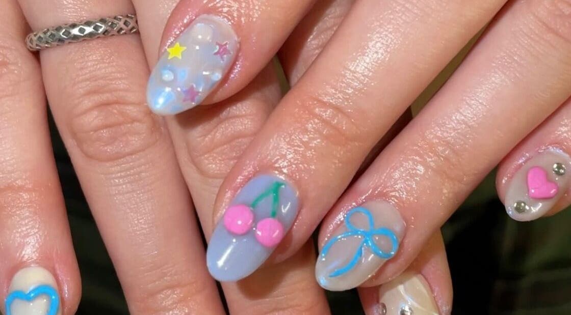 Nail art unique avec des motifs colorés chez Maison.pressM, Champigny-sur-Marne, Île-de-France, FR.
