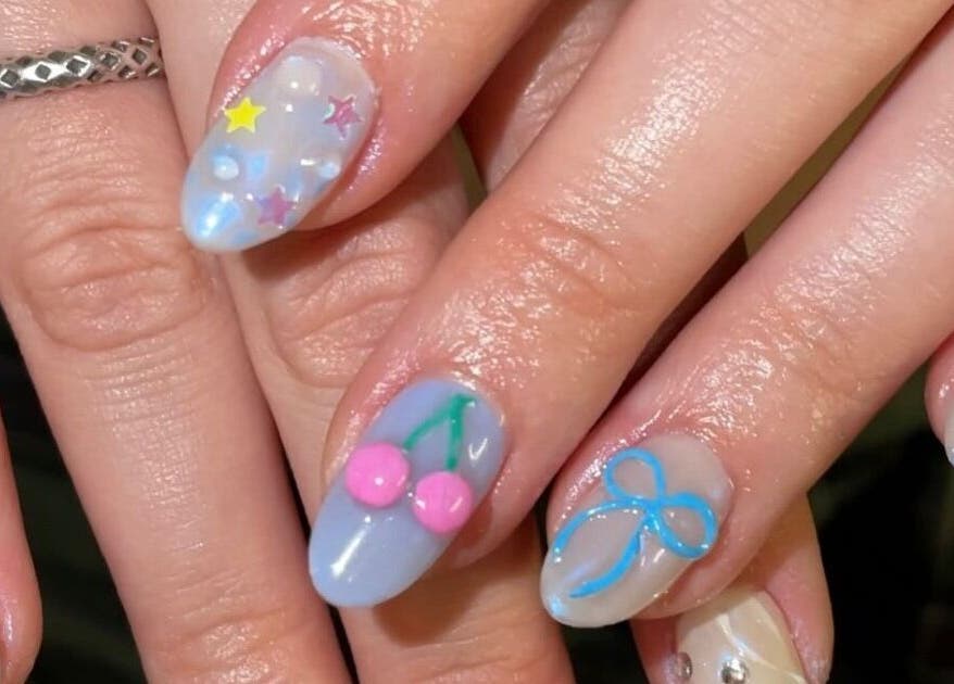 Nail art créatif avec motifs fruitiers à Maison.pressM, Champigny-sur-Marne, Île-de-France, FR.